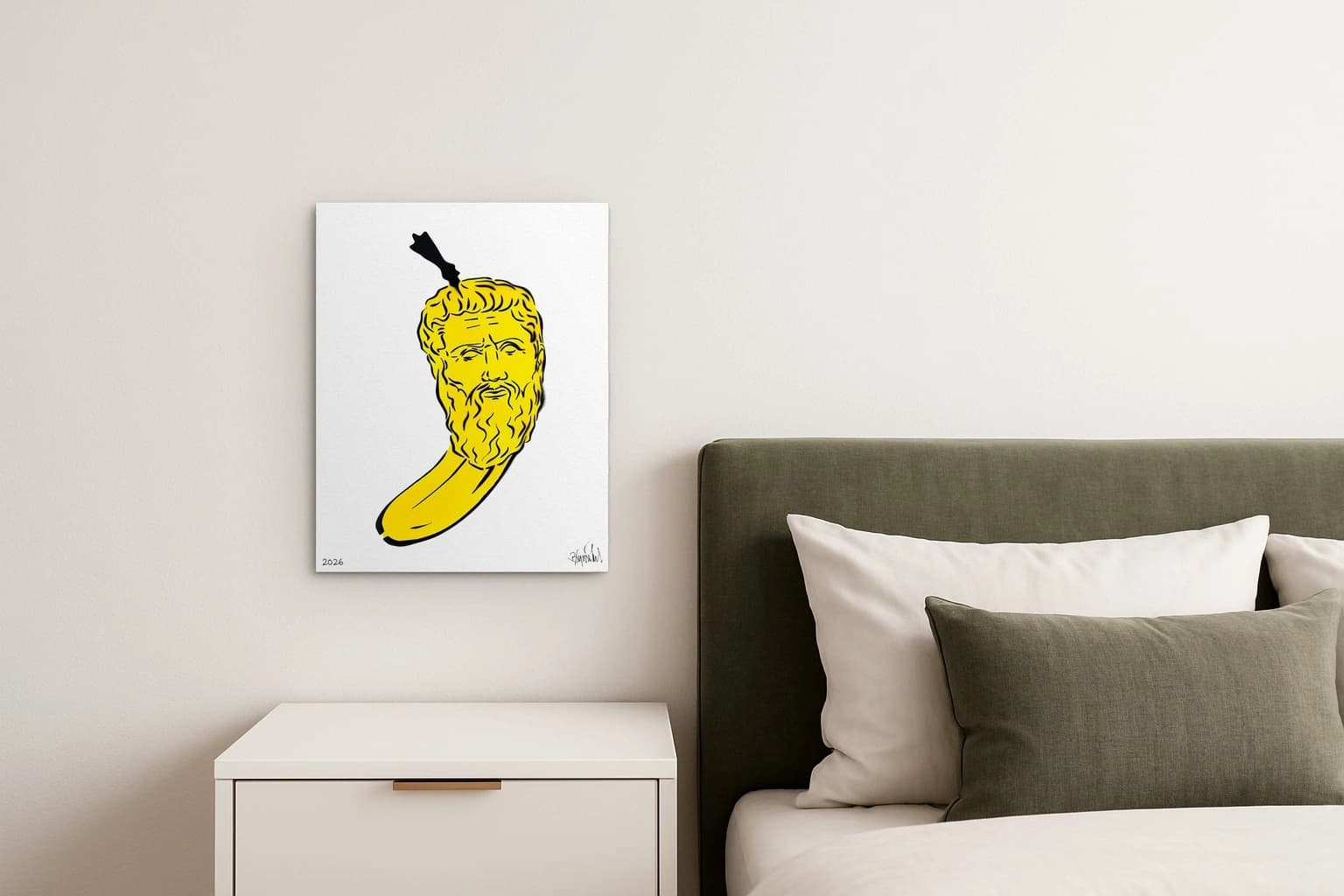 Gelbe Banane mit gezeichnetem Männerkopf und Bart auf weißem Grund, als Kunstwerk an der Wand eines Schlafzimmers.