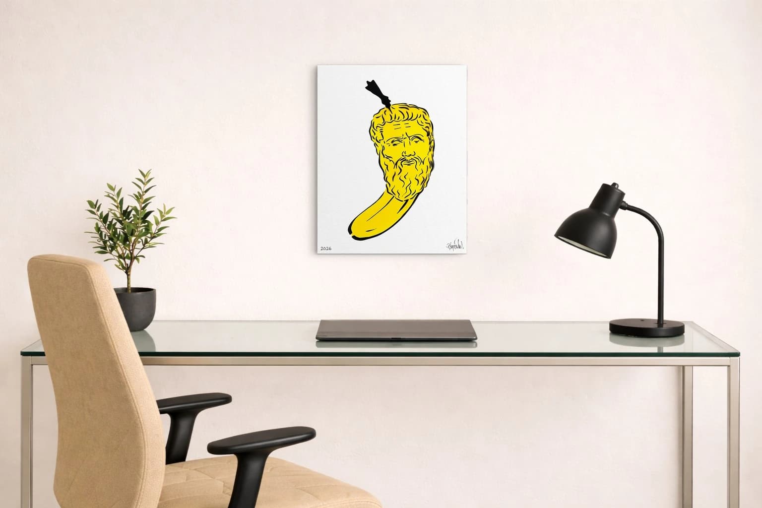 Gelbe Banane mit gezeichnetem Männerkopf und Bart auf Weiß, als Kunstwerk an der Wand eines hellen Raums.