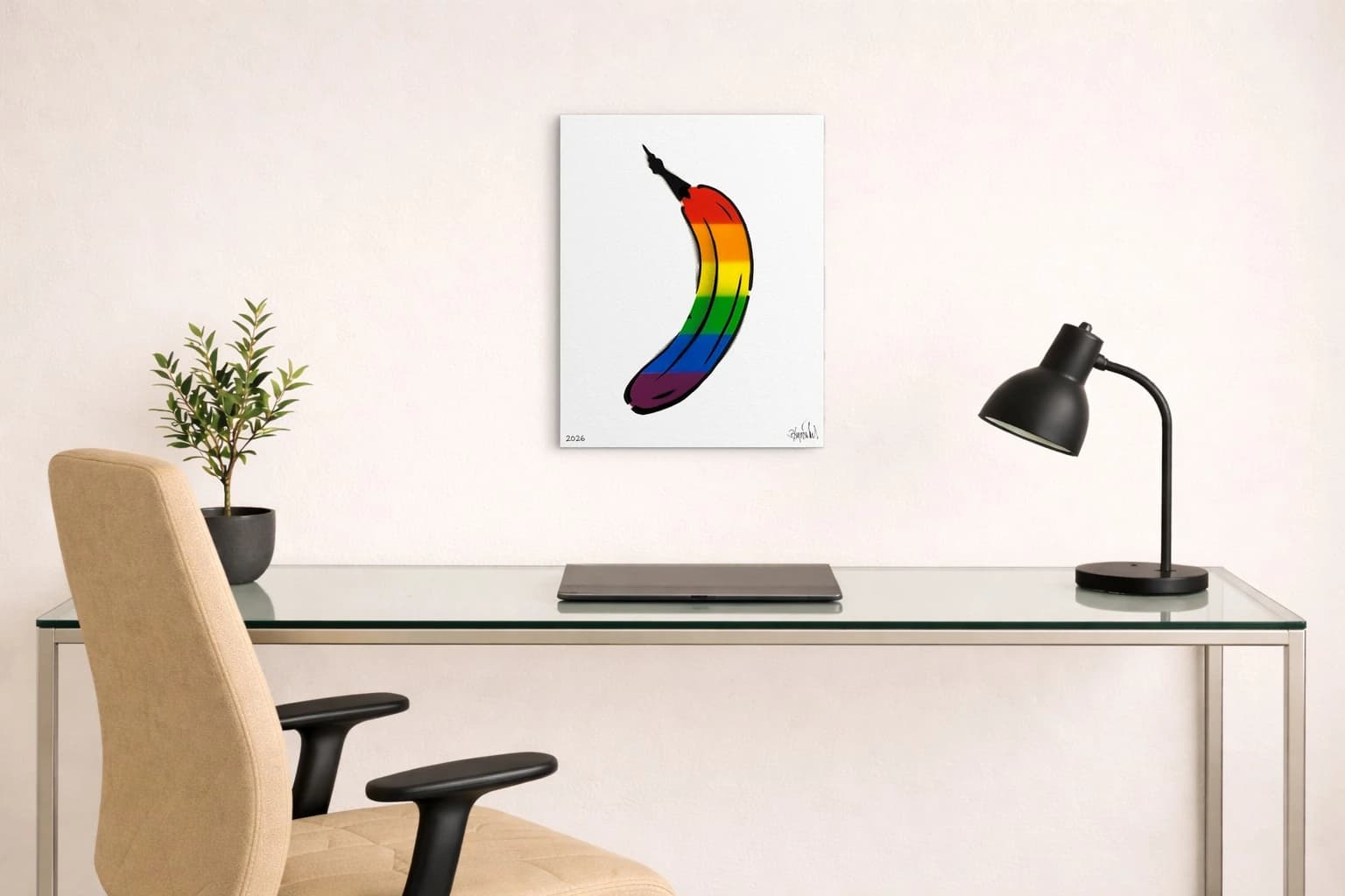 Bunte Banane mit Regenbogenstreifen auf weißem Hintergrund, als Kunstwerk an der Wand eines hellen Raums.