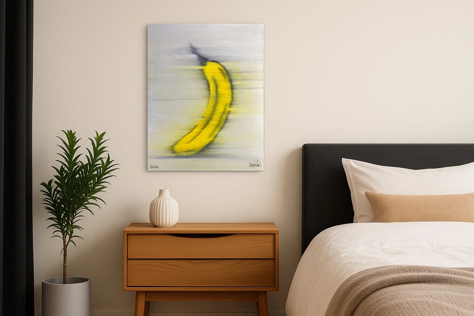 Gelbe Banane mit schwarzer Kontur auf hellem Hintergrund, als Kunstwerk an der Wand eines Schlafzimmers.