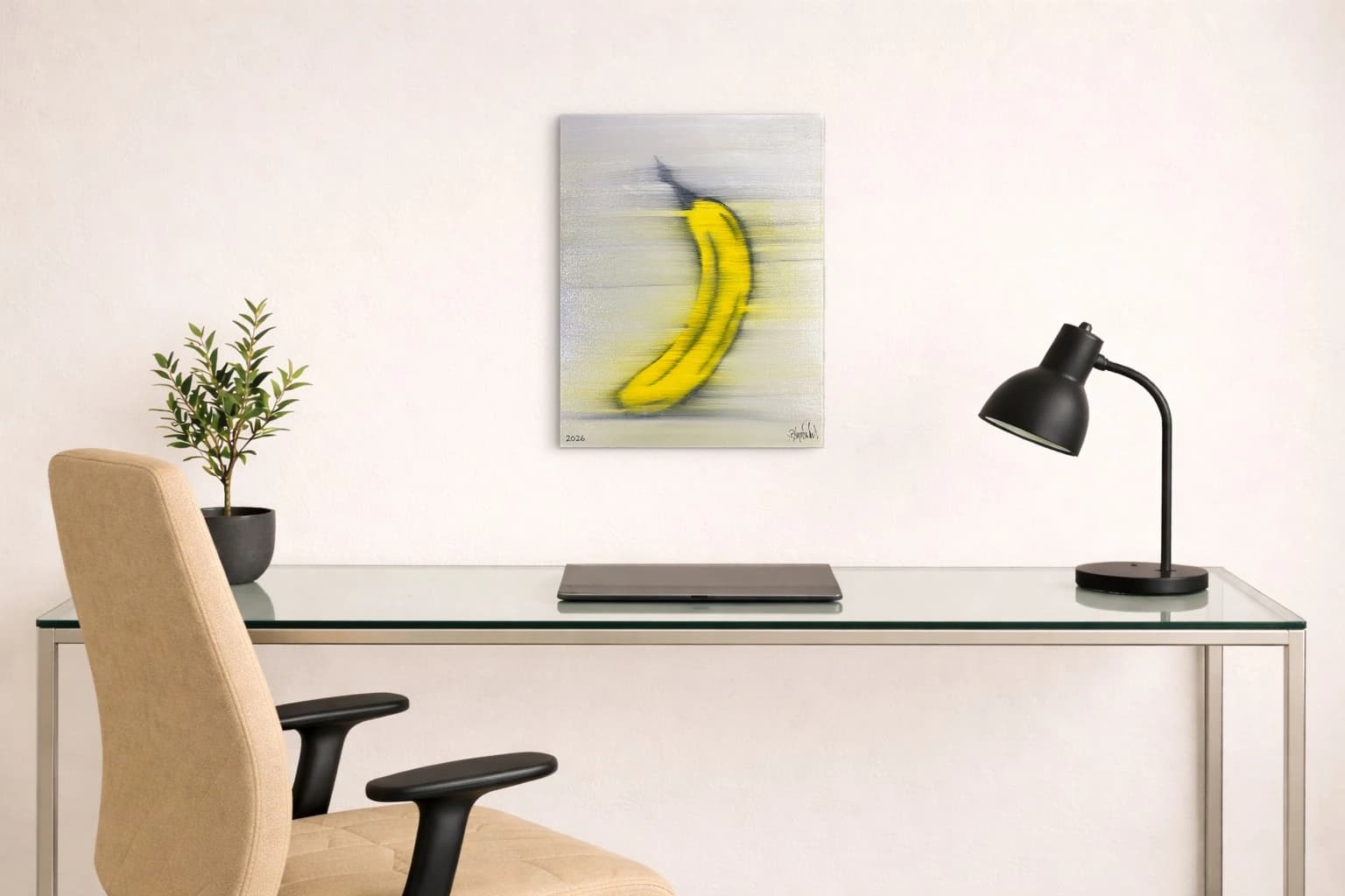 Gelbe Banane mit schwarzer Kontur auf hellem Hintergrund, als Kunstwerk an der Wand eines hellen Raums.