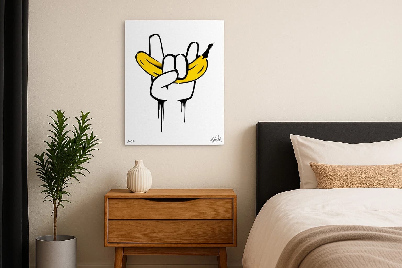 Weiße Hand mit Victory-Zeichen und gelber Banane auf Weiß, als Kunstwerk an der Wand eines Schlafzimmers.