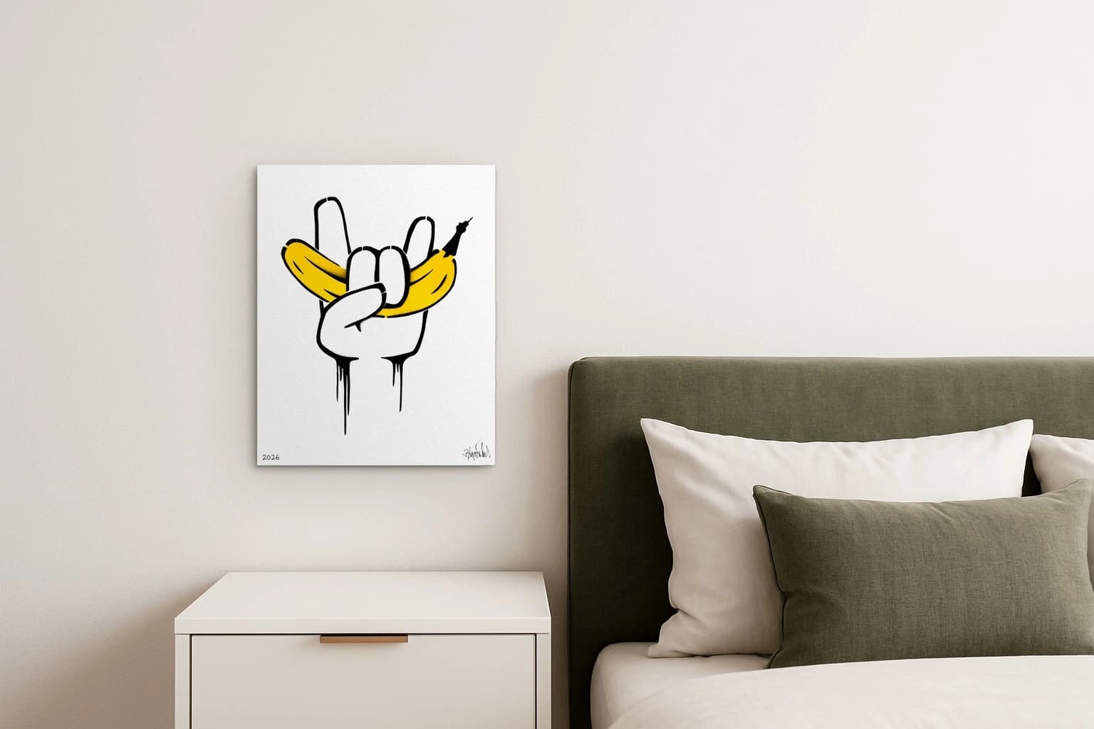 Weiße Hand mit Victory-Zeichen und gelber Banane auf weißem Grund, als Kunstwerk an der Wand eines Schlafzimmers.