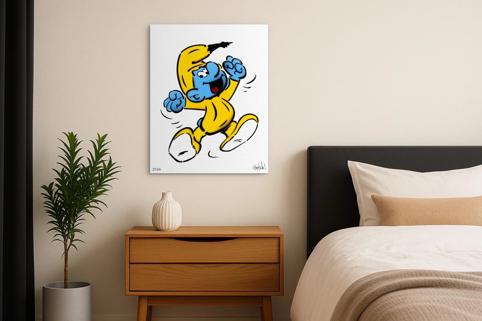 Schlumpf in gelbem Kostüm mit blauen Händen und Gesicht auf Weiß, als Kunstwerk an der Wand eines Schlafzimmers.