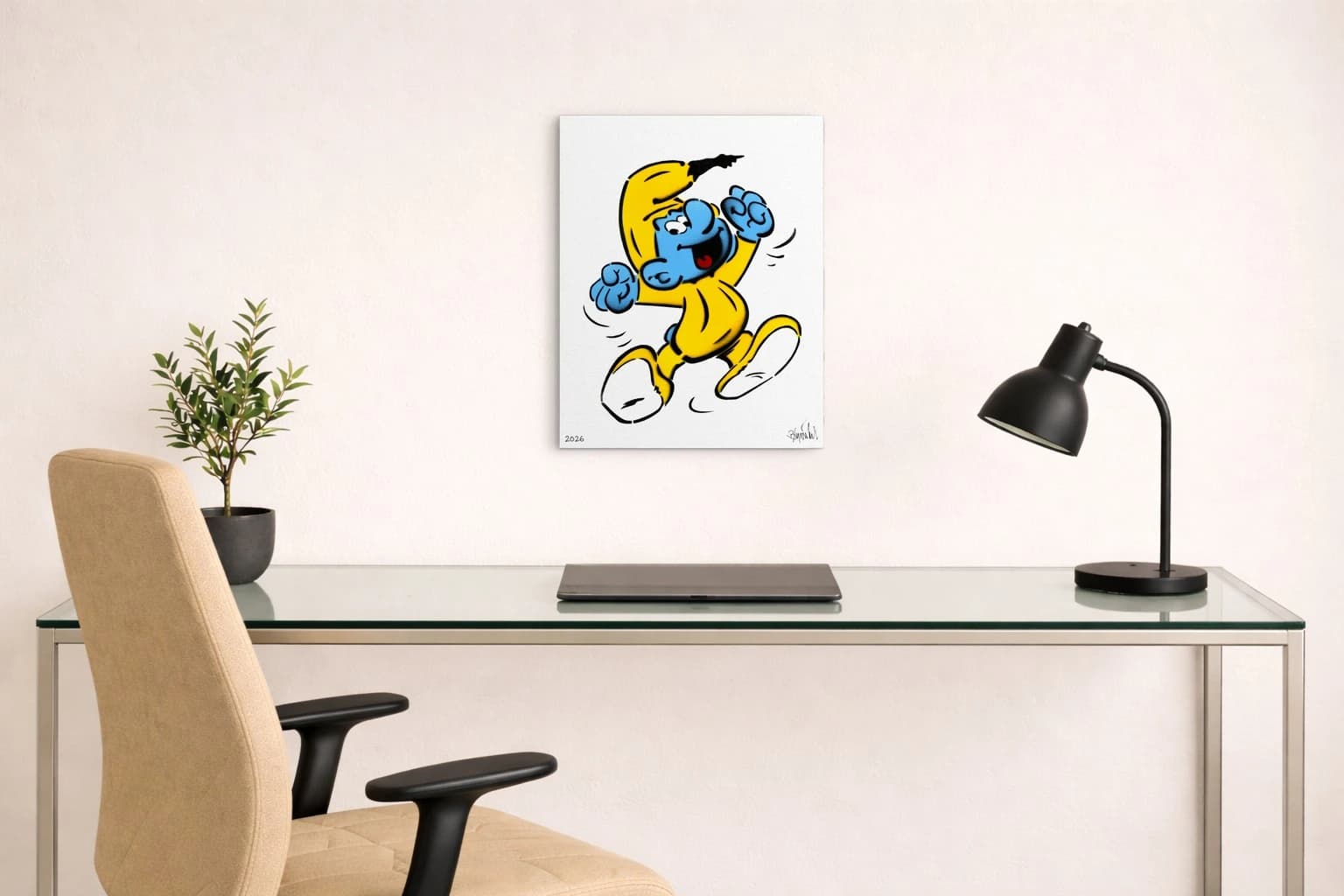 Schlumpf in gelbem Kostüm mit blauen Händen und Gesicht auf Weiß, als Kunstwerk an der Wand eines Büros.
