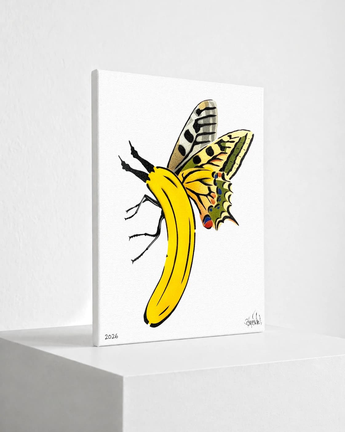 Gelbe Banane mit Schmetterlingsflügeln auf weißem Hintergrund, unten links 2026 und unten rechts eine Signatur.