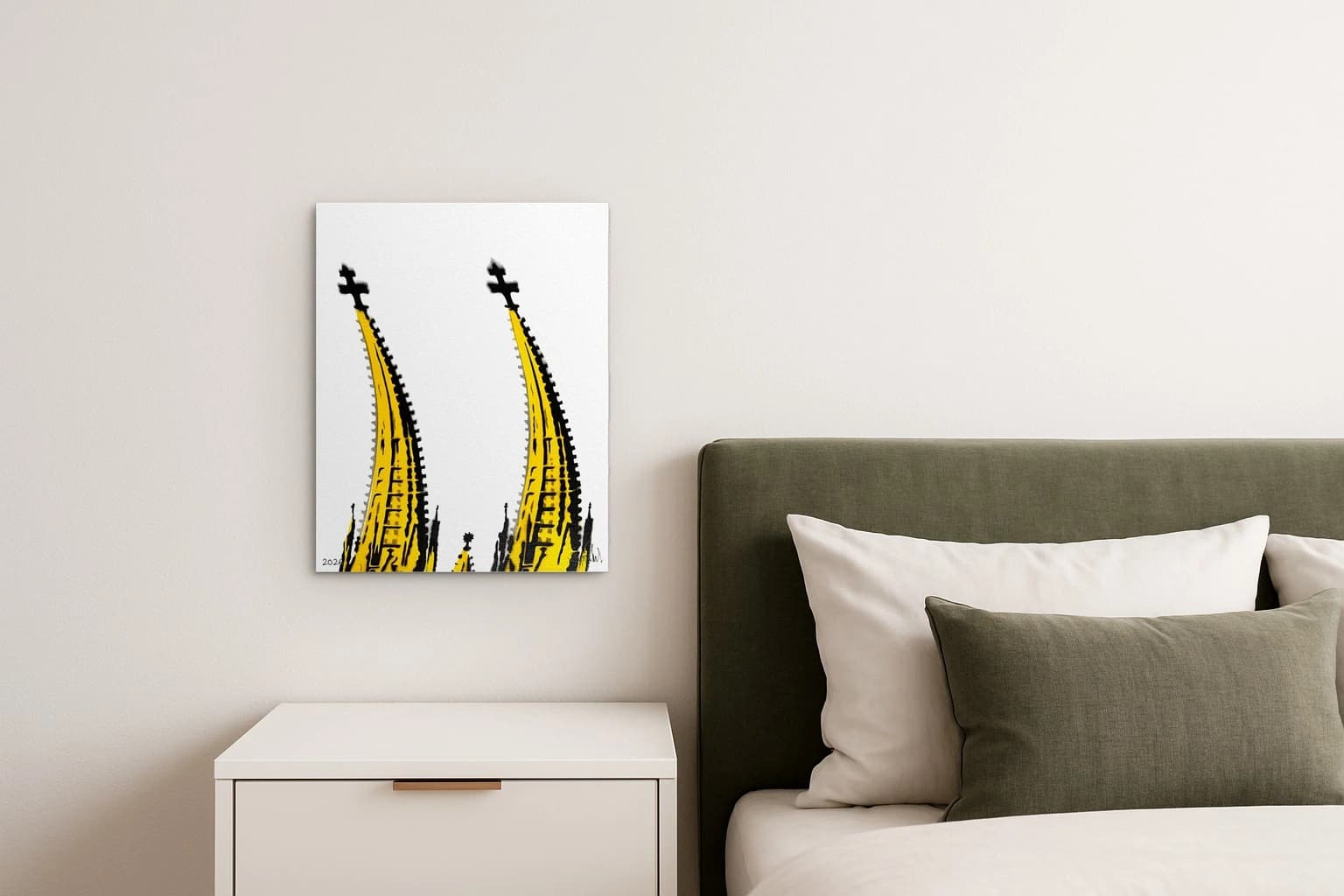 Zwei gelbe Kirchtürme mit schwarzen Kreuzen auf weißem Grund und kleinen schwarzen Spitzen unten, als Kunstwerk an der Wand eines Schlafzimmers.