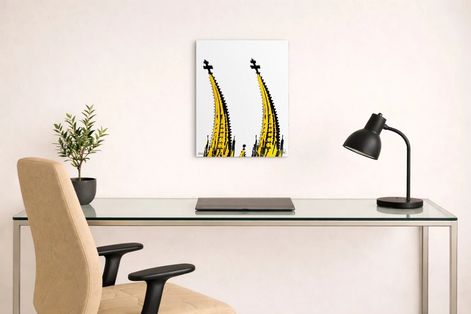 Zwei gelbe Kirchtürme mit schwarzen Kreuzen auf weißem Grund und kleinen schwarzen Spitzen unten, als Kunstwerk an der Wand eines hellen Raums.