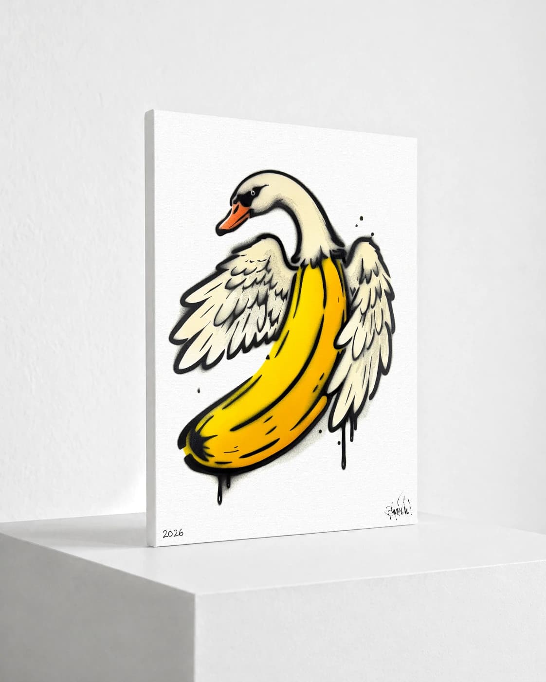 Ein weißer Schwan mit ausgebreiteten Flügeln hat einen großen gelben Bananenkörper vor weißem Hintergrund.
