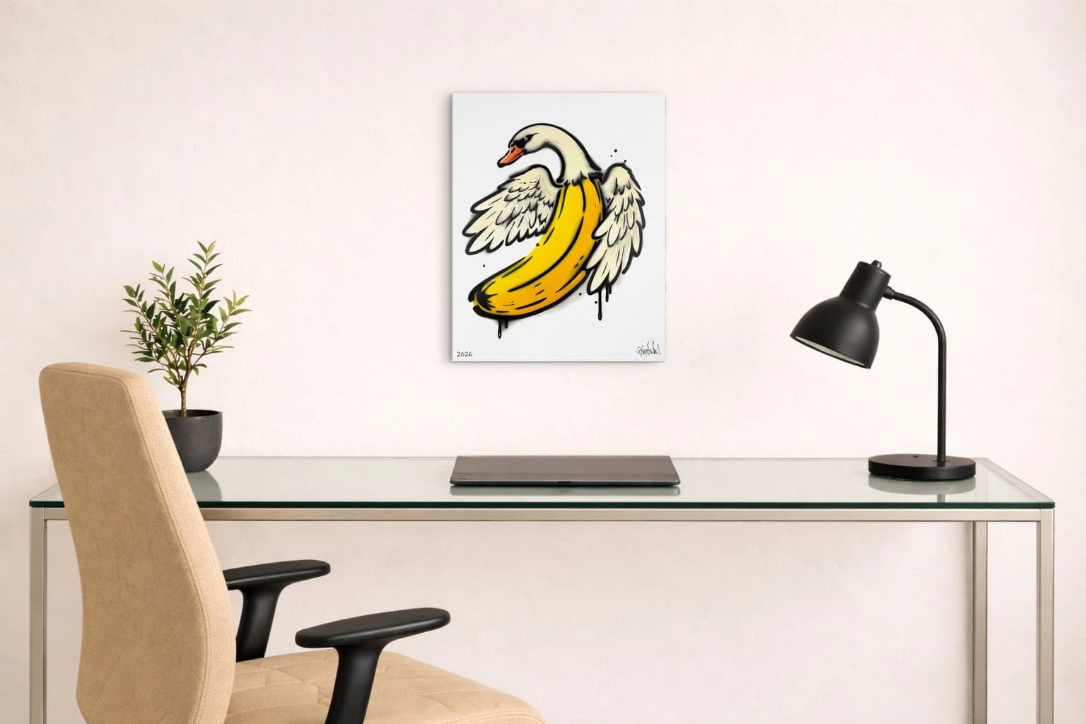 Ein weißer Schwan mit ausgebreiteten Flügeln und großem gelbem Bananenkörper, als Kunstwerk an der Wand eines Arbeitszimmers.