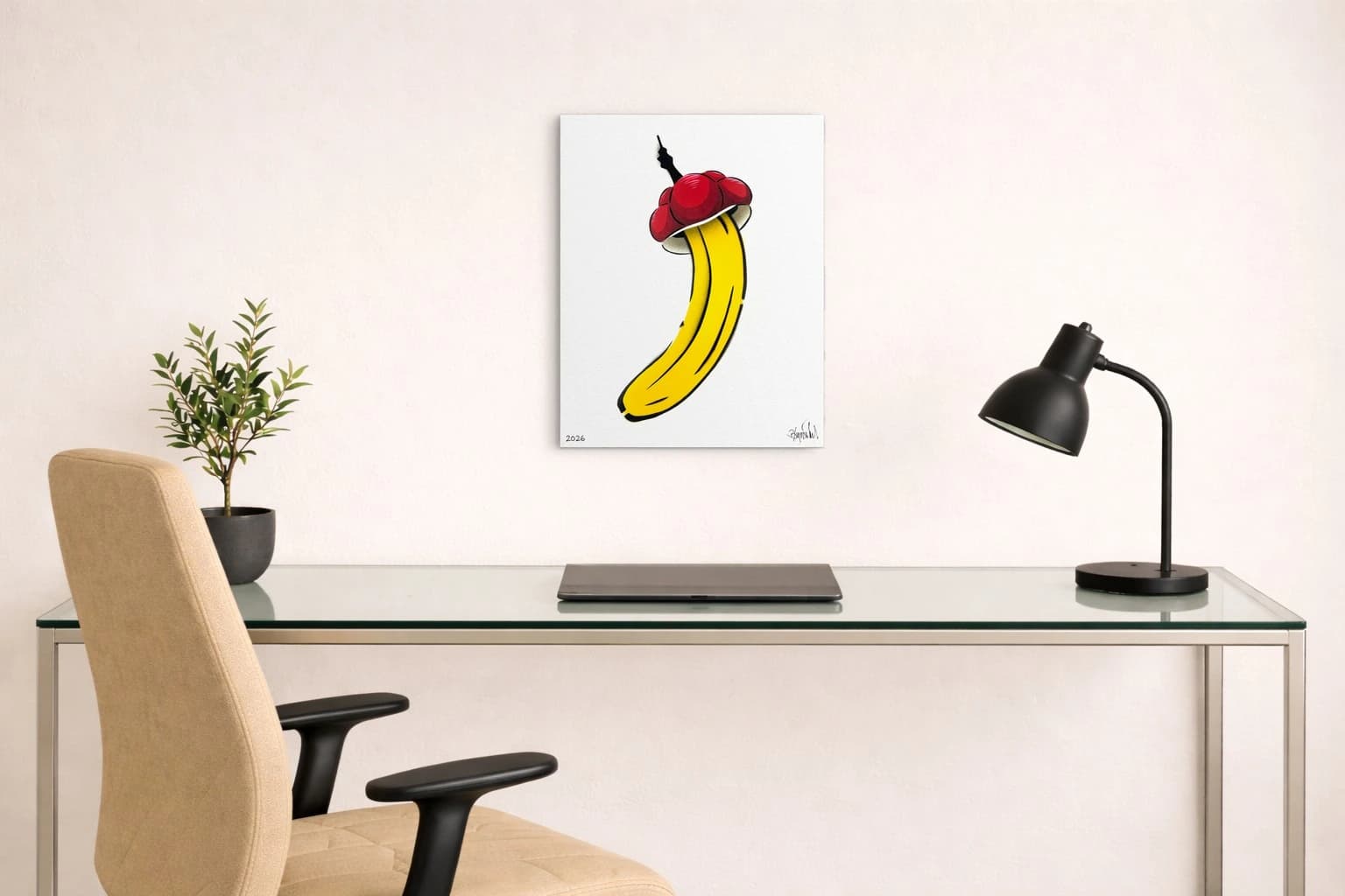 Gelbe Banane mit roter Kappe und schwarzem Stiel auf weißem Hintergrund, als Kunstwerk an der Wand eines hellen Raums.