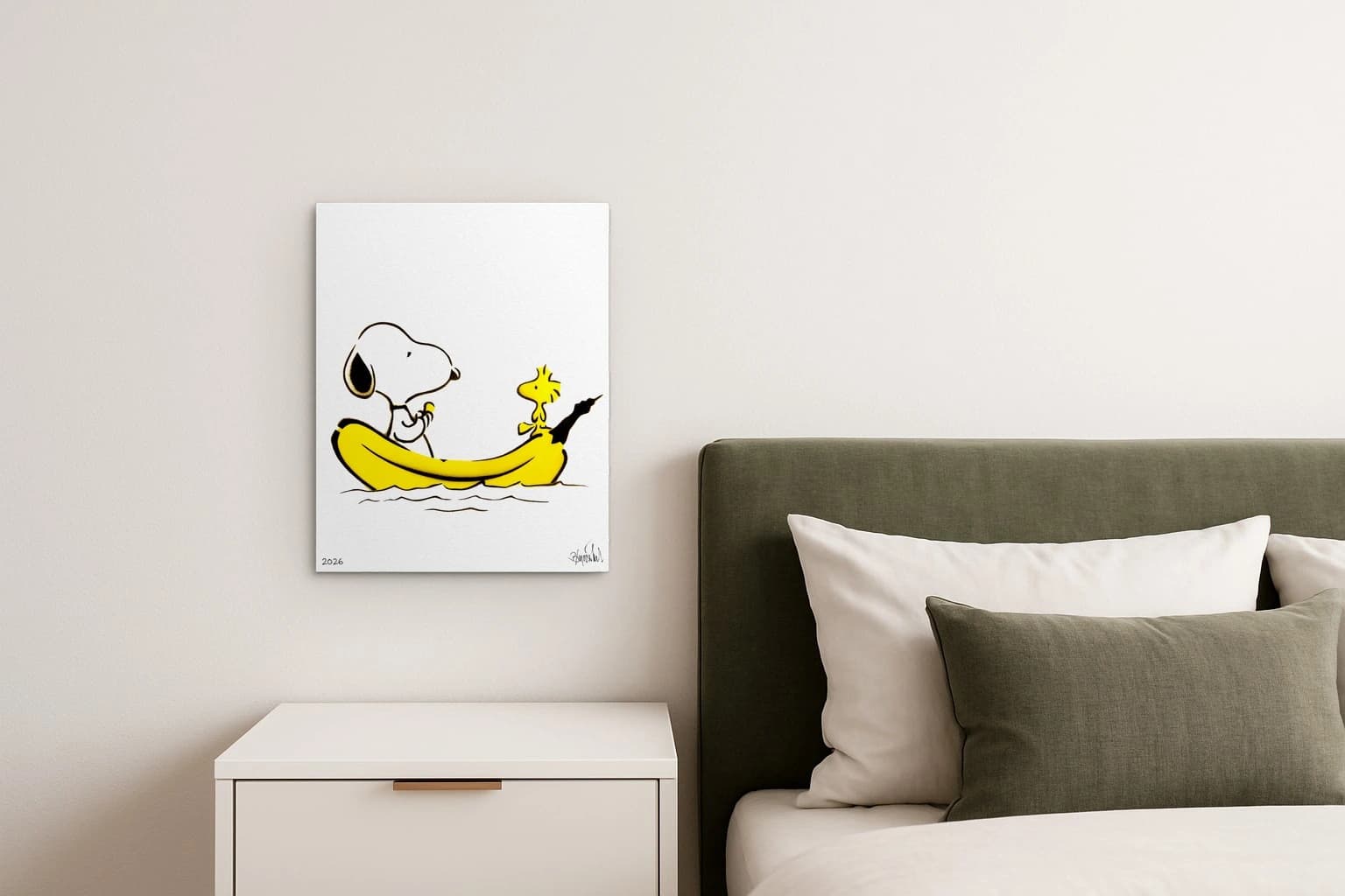 Snoopy liegt in einem gelben Boot, Woodstock steht daneben, 2026 unten links, als Kunstwerk an der Wand eines hellen Schlafzimmers.