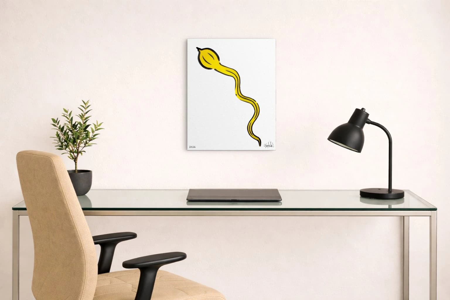 Gelber, geschwungener Schlangen- oder Pflanzenkörper auf weißem Grund, als Kunstwerk an der Wand eines hellen Raums.