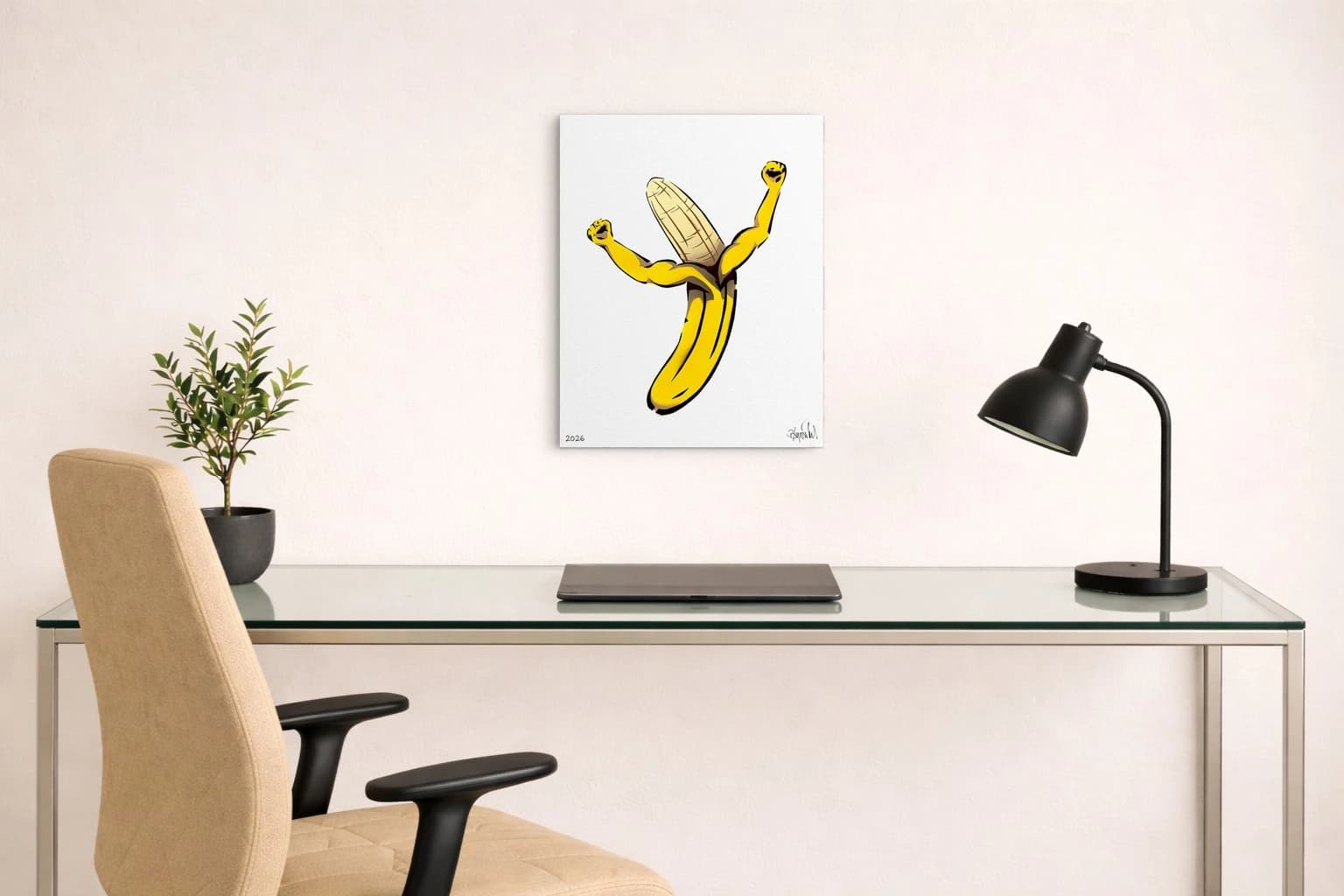 Gelbe Banane mit zwei erhobenen Armen auf weißem Papier, als Kunstwerk an der Wand eines hellen Büros.
