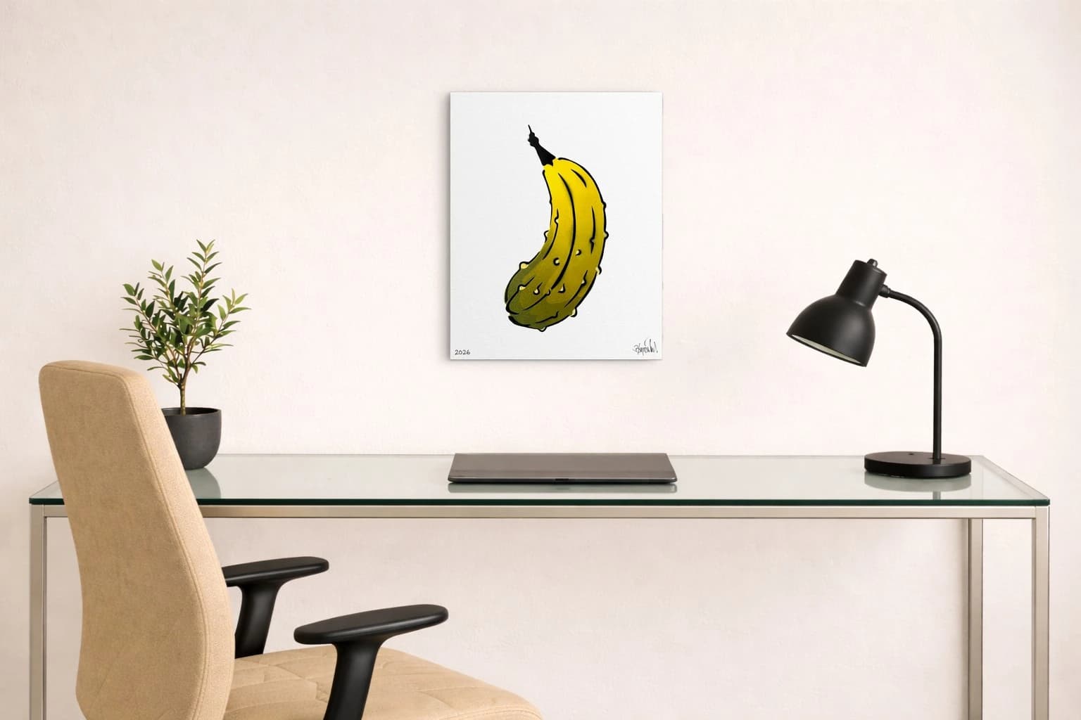 Gelbe Banane mit schwarzem Stiel auf weißem Papier, unten links 2026 und unten rechts Signatur, als Kunstwerk an der Wand eines hellen Raums.
