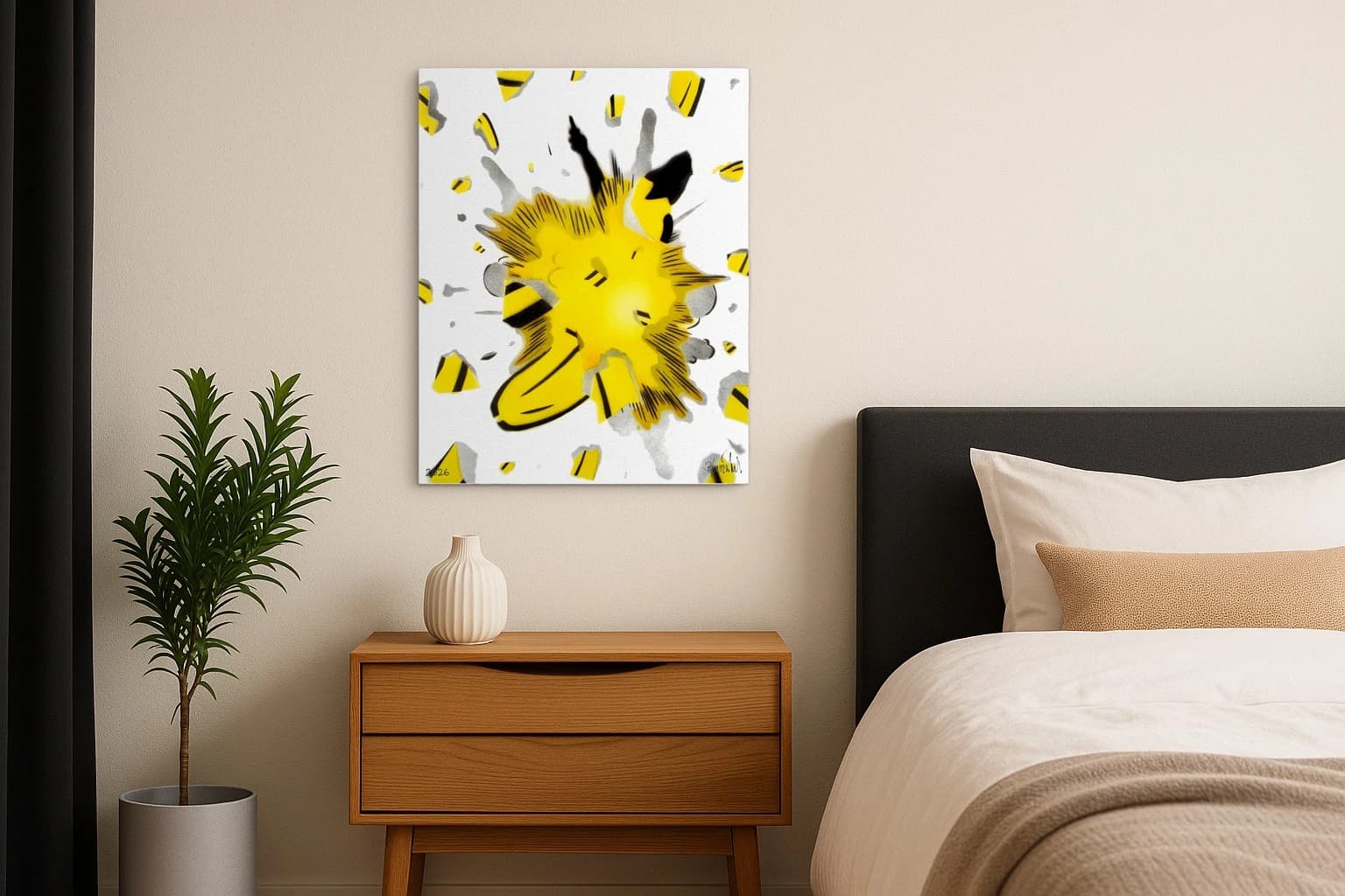 Gelber Farbspritzer mit schwarzen Linien und kleinen Fragmenten auf weißem Grund, als Kunstwerk an der Wand eines Schlafzimmers.