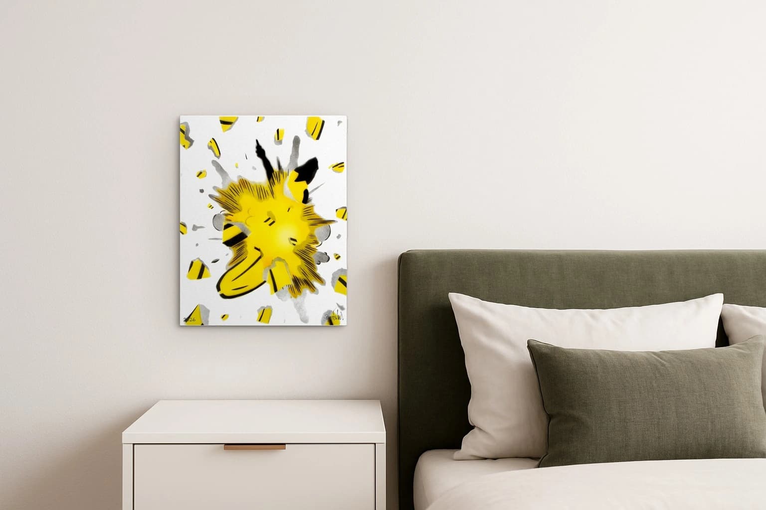 Gelber Farbspritzer mit schwarzen Linien und kleinen Fragmenten auf weißem Grund, als Kunstwerk an der Wand eines Schlafzimmers.