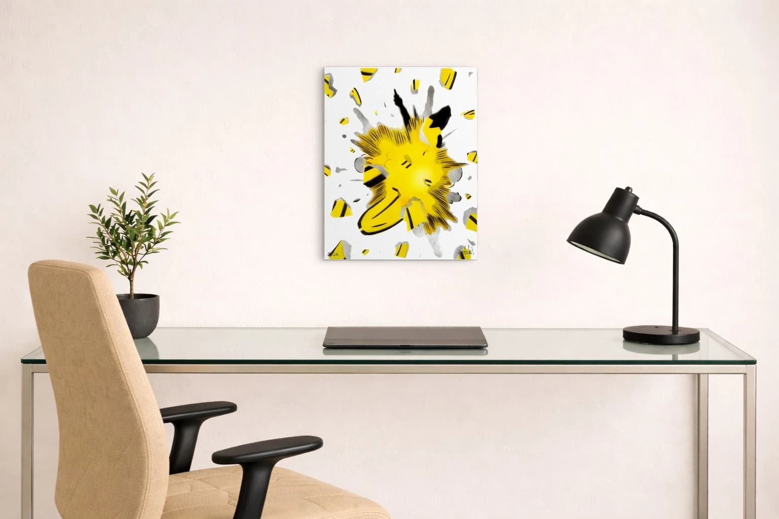 Gelber Farbspritzer mit schwarzen Linien und kleinen Fragmenten, als Kunstwerk an der Wand eines hellen Raums.