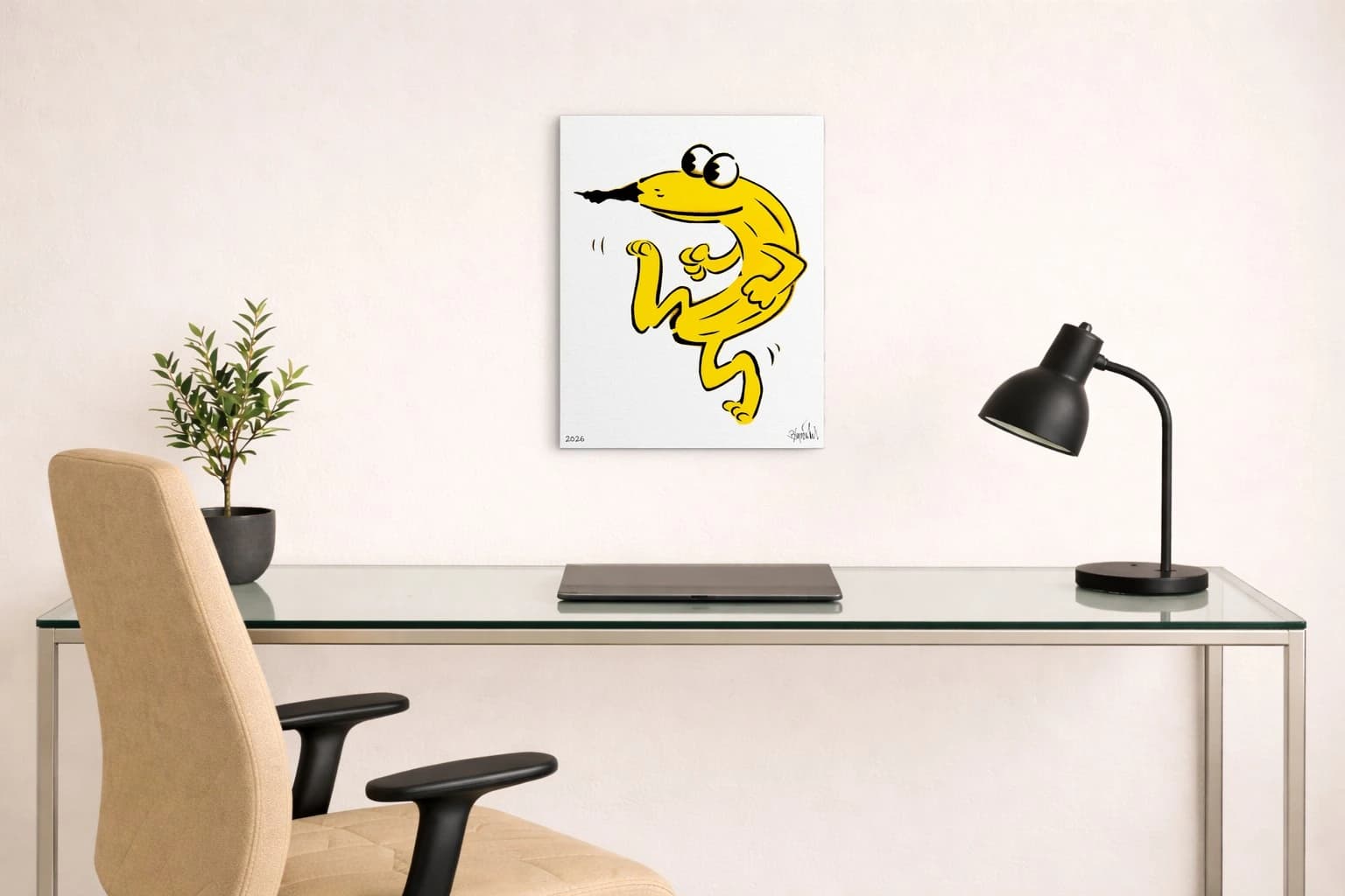Gelbe Cartoon-Figur eines hüpfenden Hunds mit langem Schnabel auf weißem Hintergrund, unten Signatur und 2026, als Kunstwerk an der Wand eines hellen Raums.