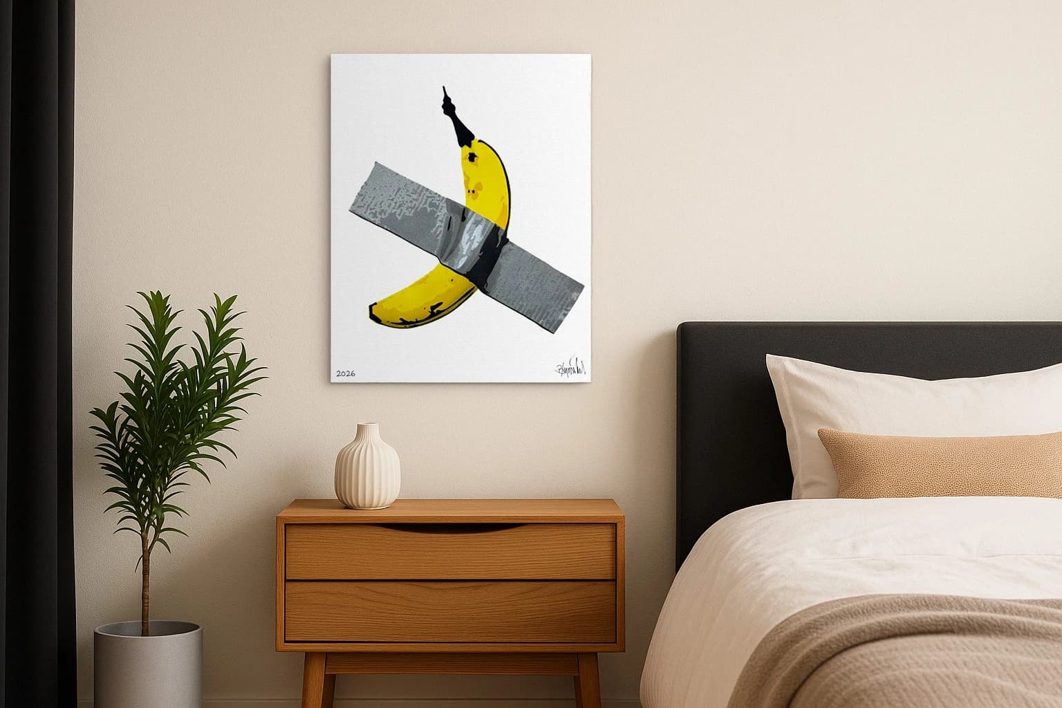 Gelbe Banane mit schwarzer Spitze unter grauem Klebestreifen und 2026, als Kunstwerk an der Wand eines Schlafzimmers.