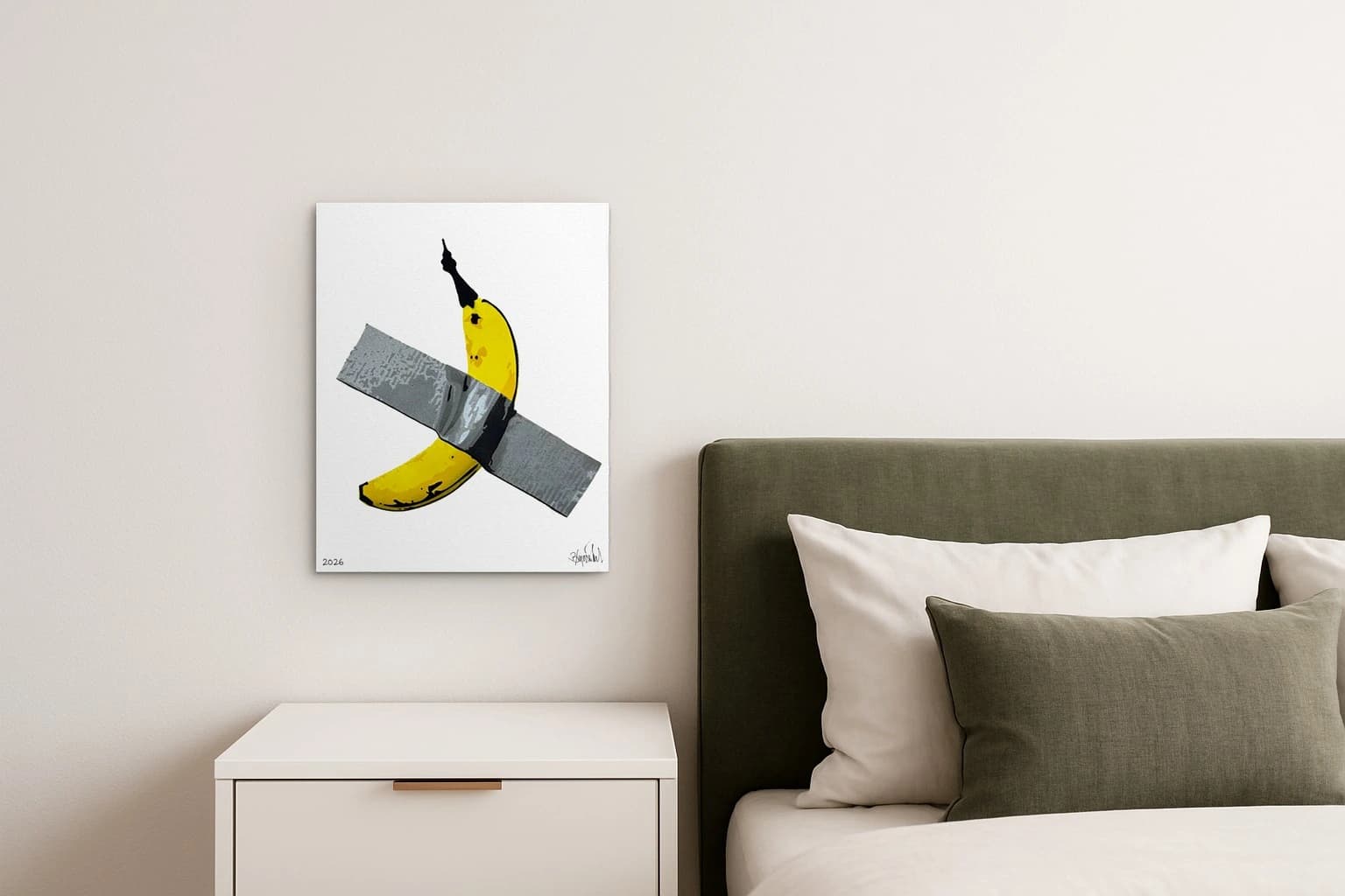 Gelbe Banane mit schwarzer Spitze unter grauem Streifen und 2026 auf Weiß, als Kunstwerk an der Wand eines Schlafzimmers.