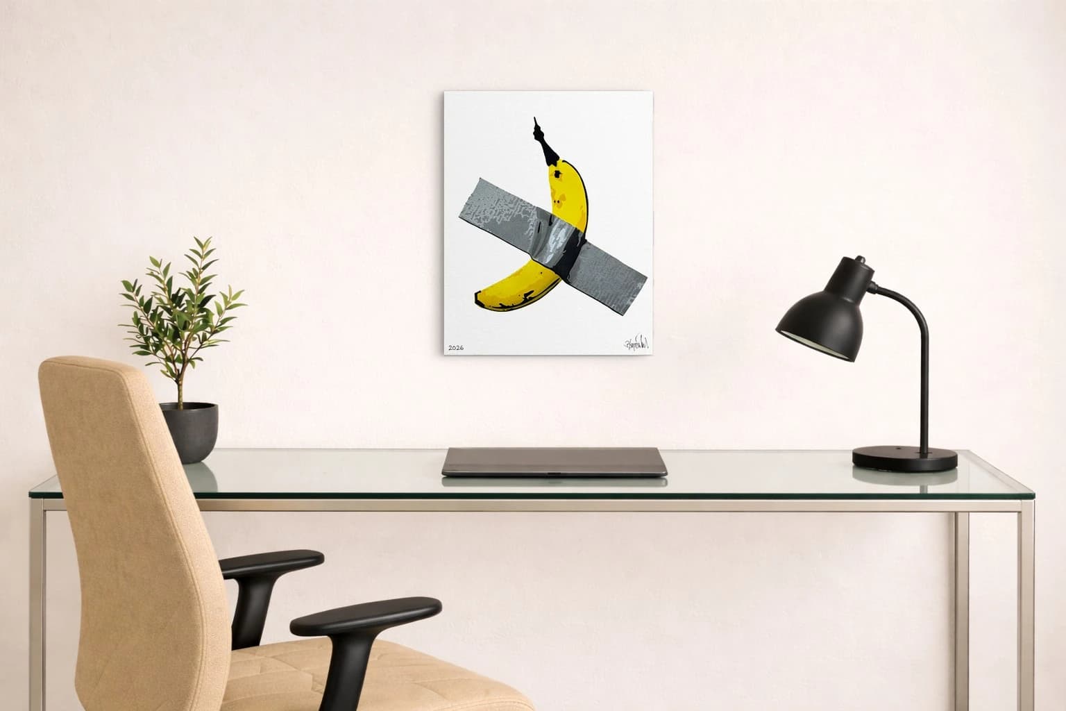 Gelbe Banane mit schwarzer Spitze unter grauem Klebestreifen auf weißem Grund, unten 2026, als Kunstwerk an der Wand eines Arbeitszimmers.