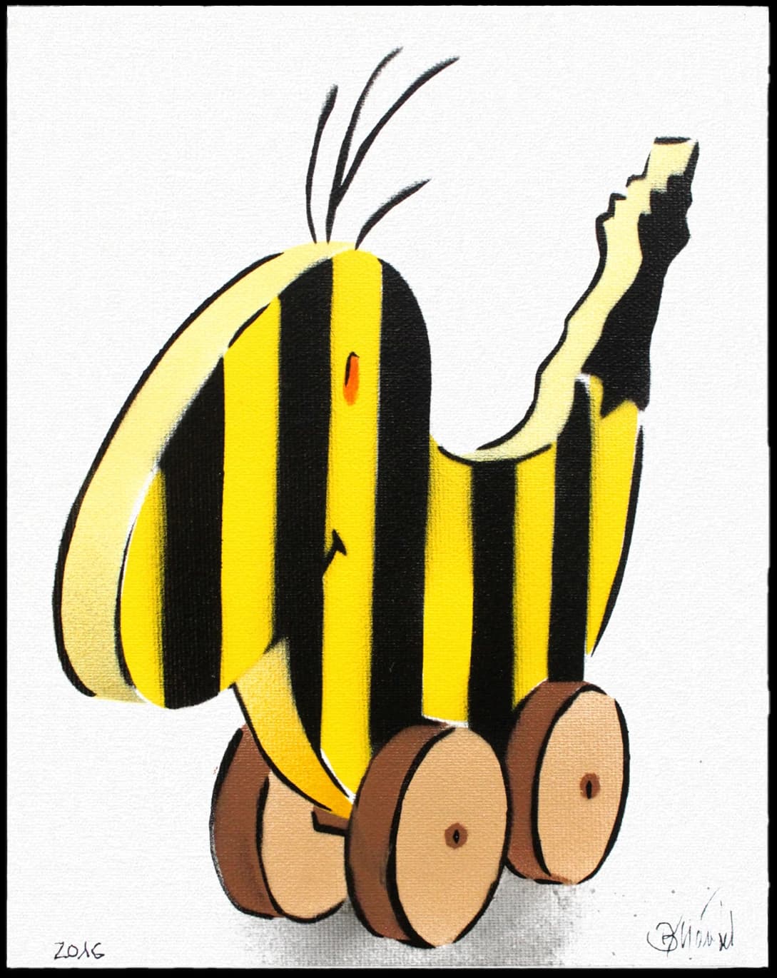 Gelb-schwarze, gestreifte Banane auf vier Rädern vor weißem Hintergrund, mit Signatur unten.
