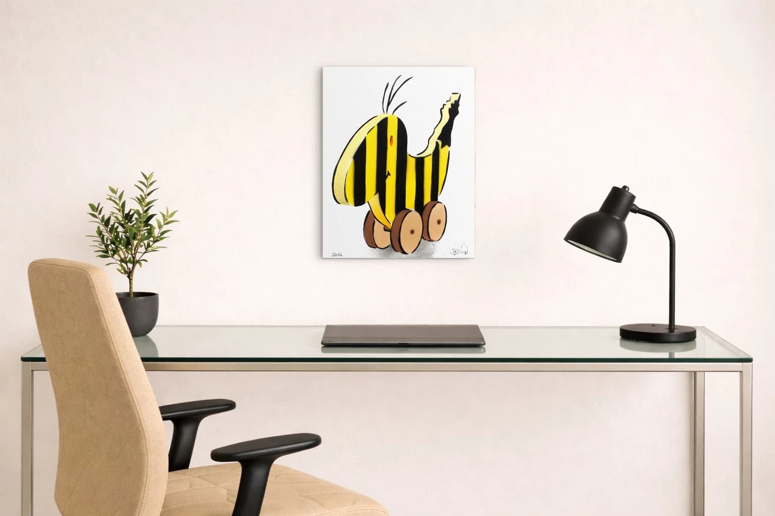 Gelb-schwarze gestreifte Banane auf vier Rädern vor weißem Hintergrund mit Signatur unten, als Kunstwerk an der Wand eines hellen Büros.