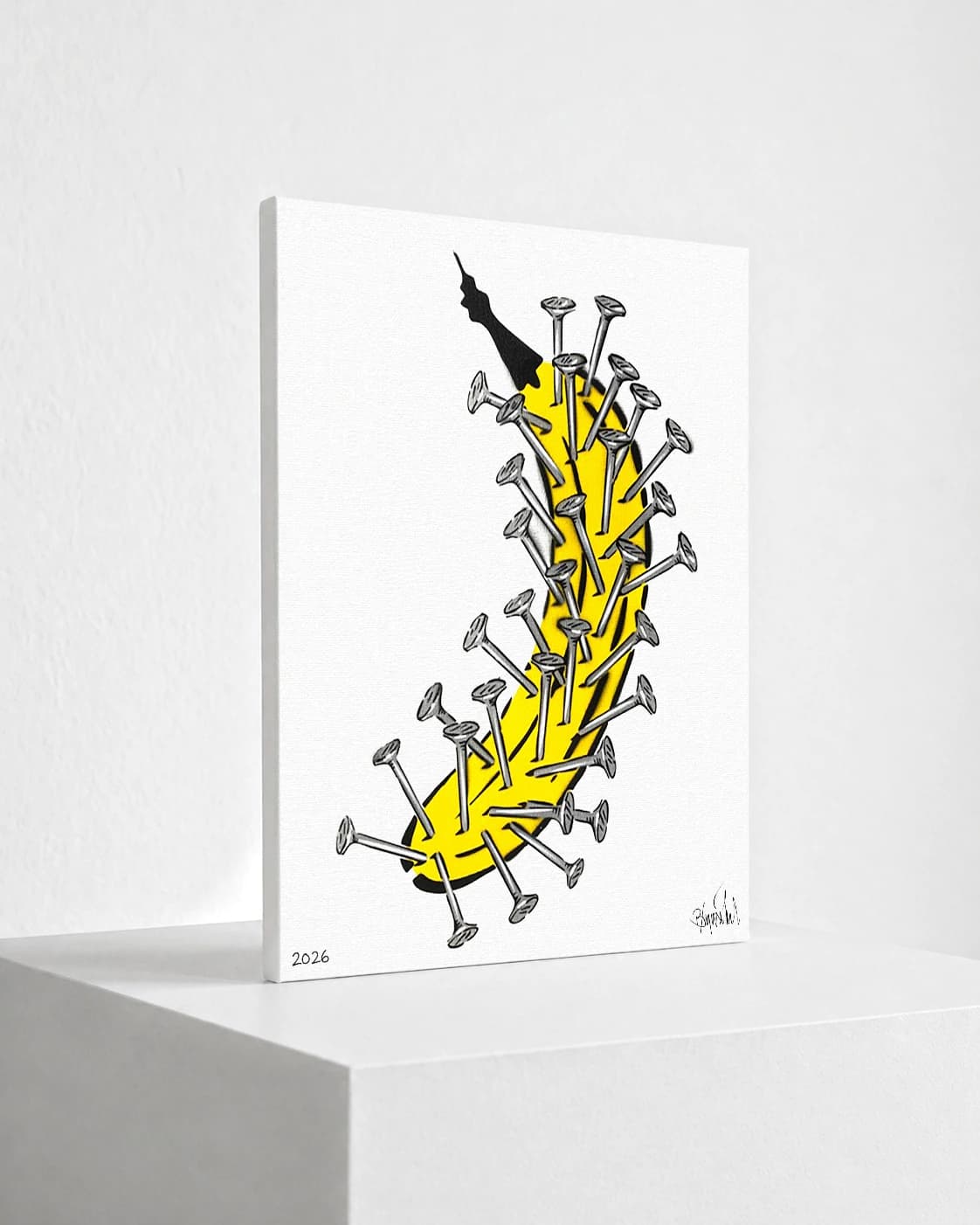 Gelbe Banane mit vielen eingedrückten Nägeln auf weißem Hintergrund, unten links 2026.