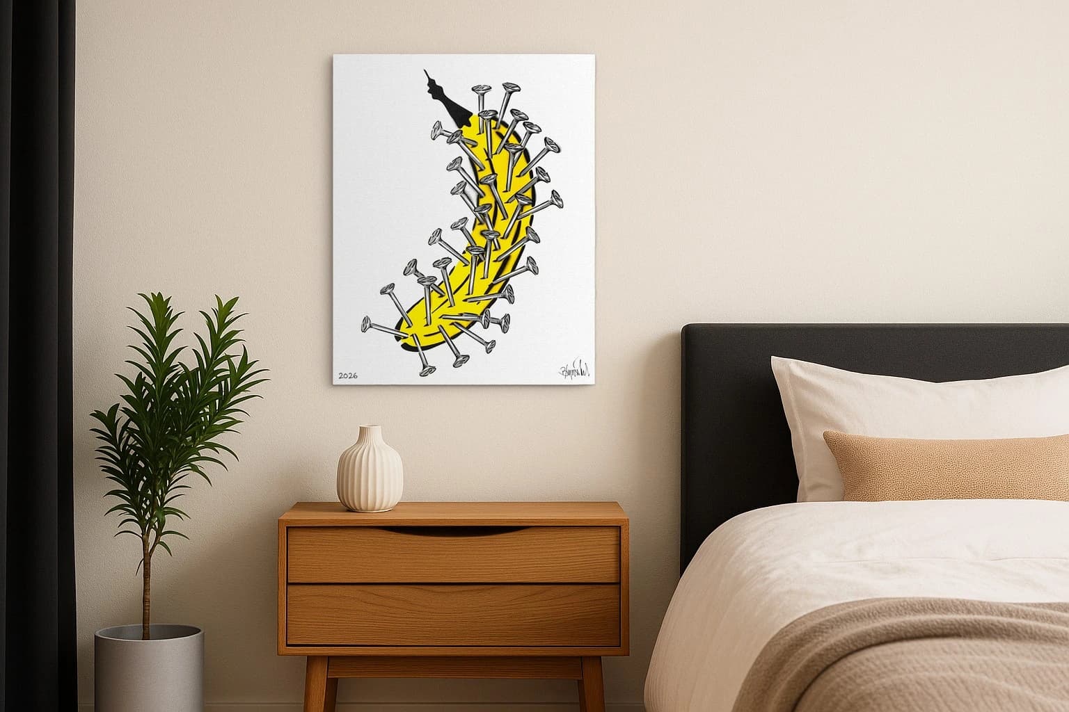 Gelbe Banane mit vielen Nägeln auf weißem Hintergrund, als Kunstwerk an der Wand eines Schlafzimmers.