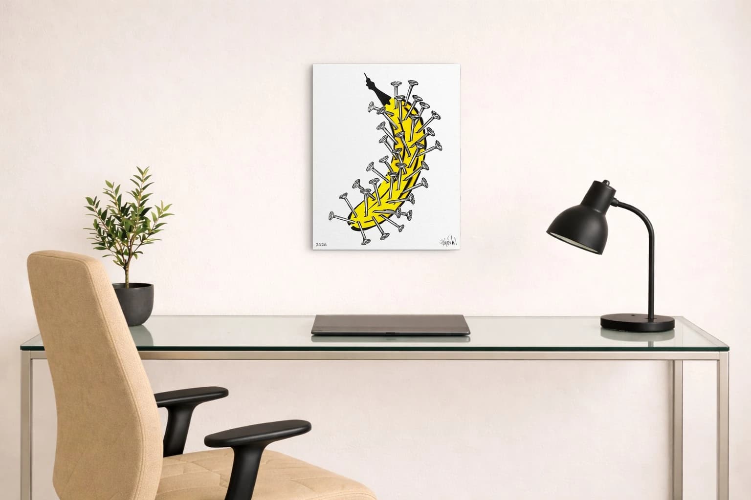 Gelbe Banane mit vielen Nägeln auf weißem Hintergrund, als Kunstwerk an der Wand eines Raumes.