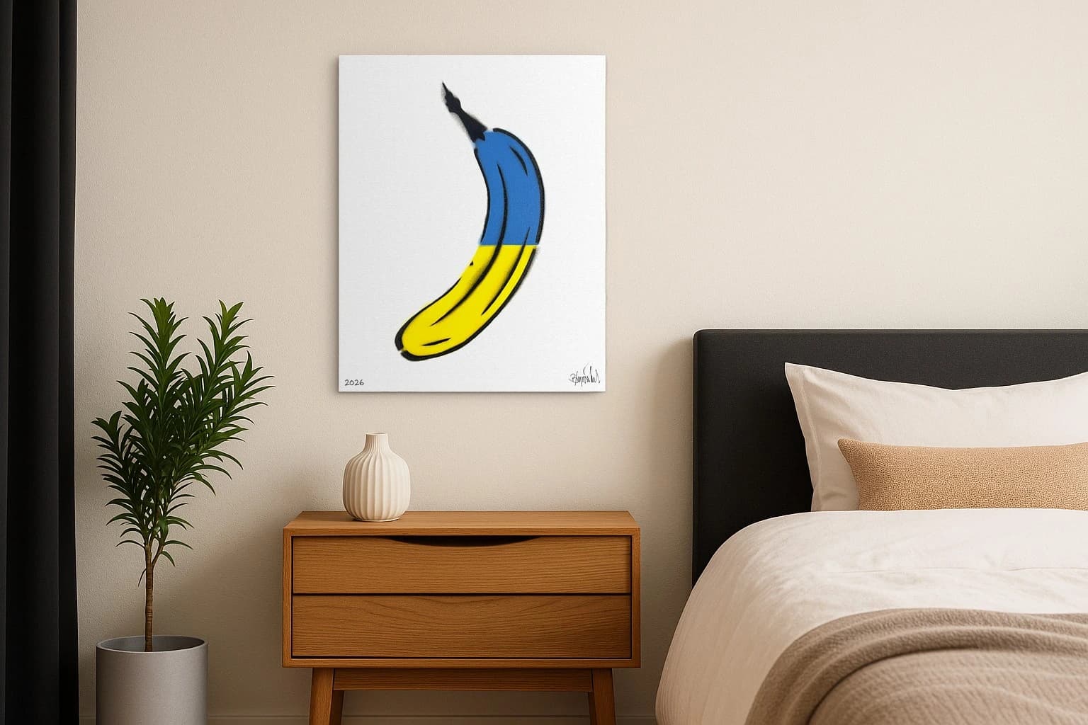 Gelbe Banane mit blauem oberen Teil auf weißem Hintergrund, unten links 2026, als Kunstwerk an der Wand eines Schlafzimmers.