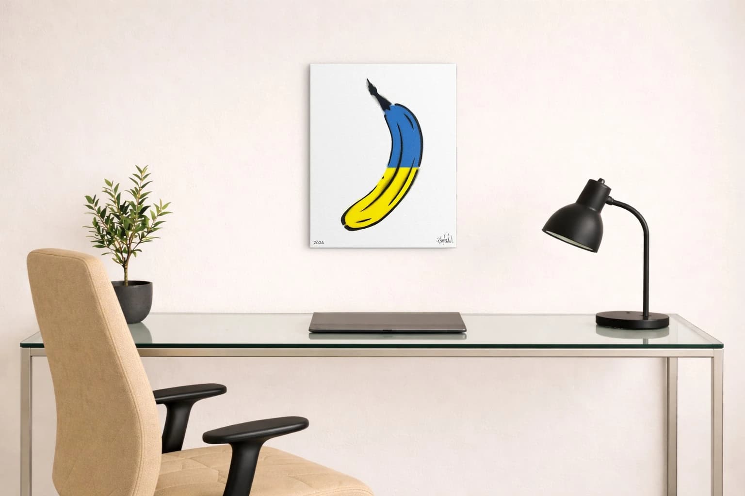 Gelbe Banane mit blauem oberen Teil auf weißem Grund, unten links 2026, als Kunstwerk an der Wand eines Raumes.