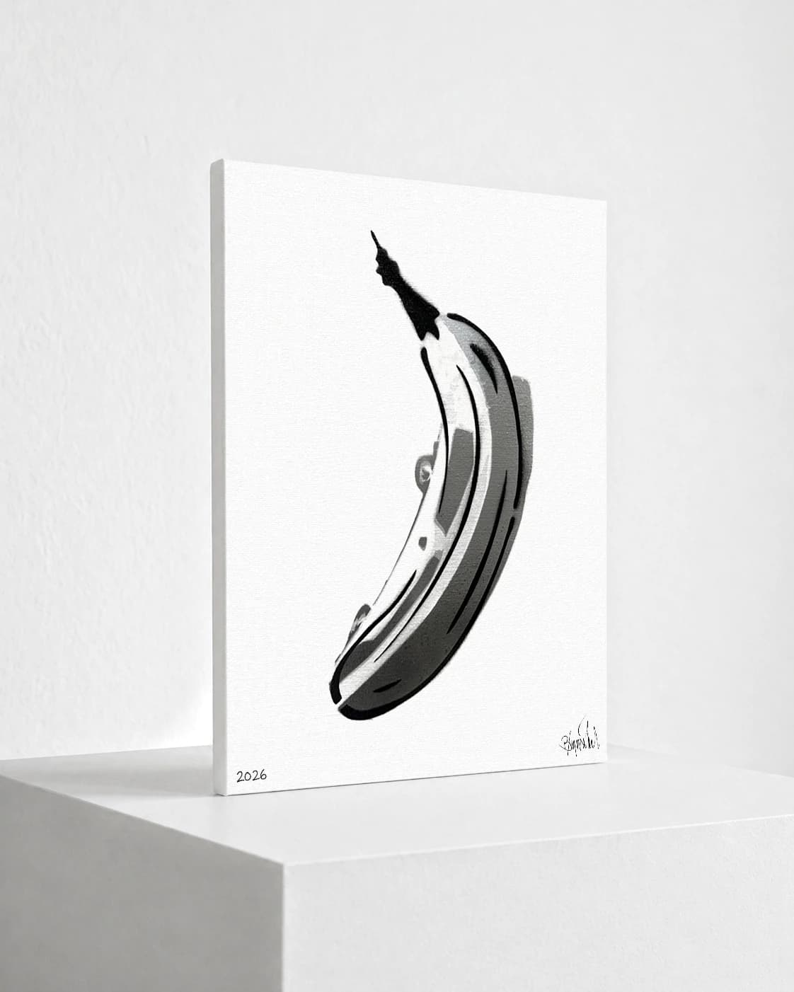 Schwarzweiße Banane auf weißem Grund, unten links steht 2026, unten rechts eine Signatur.