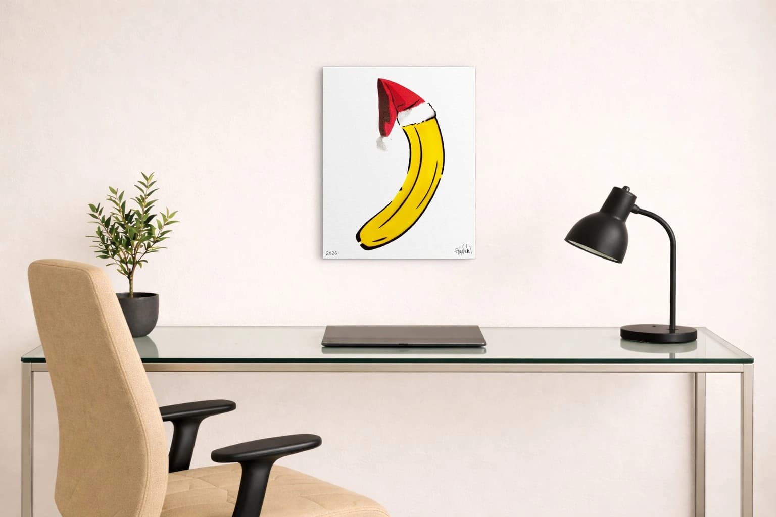 Gelbe Banane mit roter Weihnachtsmütze auf weißem Hintergrund, als Kunstwerk an der Wand eines hellen Raums.