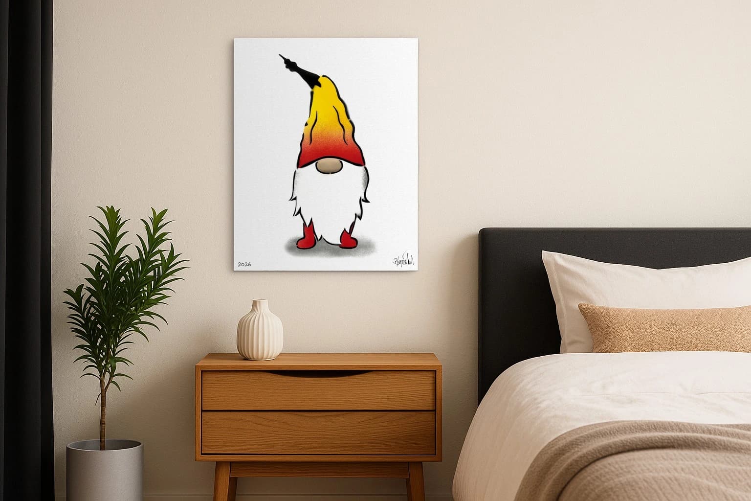 Kleiner Gnom mit gelb-roter Zipfelmütze, weißem Bart und roten Schuhen, als Kunstwerk an der Wand eines Schlafzimmers.