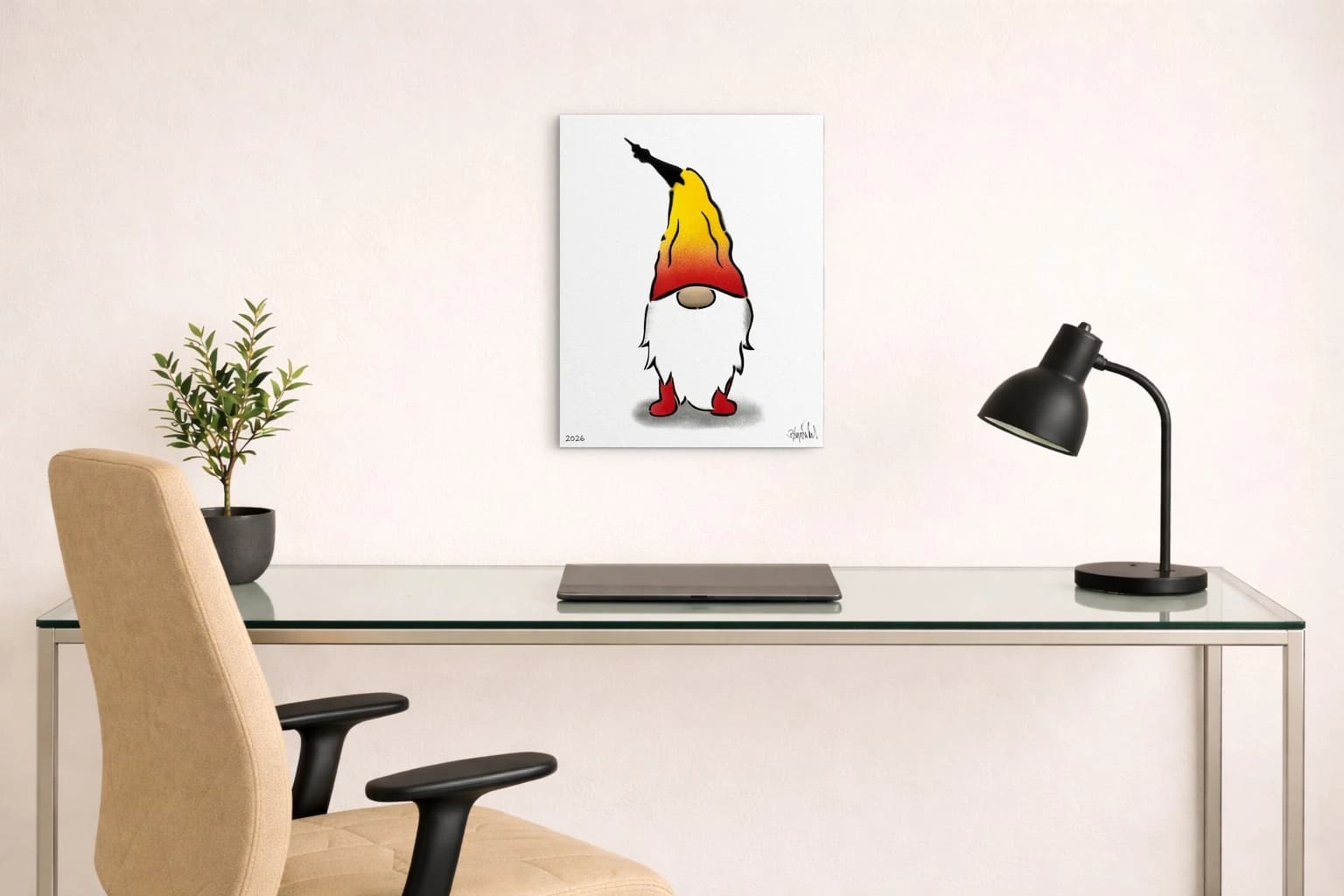 Kleiner Gnom mit gelb-roter Zipfelmütze, weißem Bart und roten Schuhen auf Weiß, als Kunstwerk an der Wand eines hellen Raums.