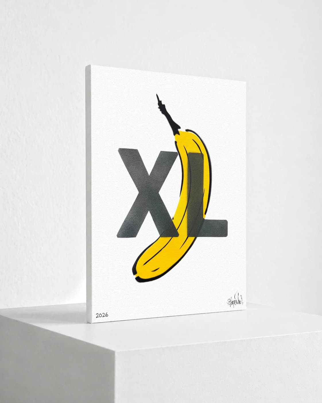 Eine gelbe Banane liegt diagonal hinter den großen schwarzen Buchstaben XL auf weißem Grund.