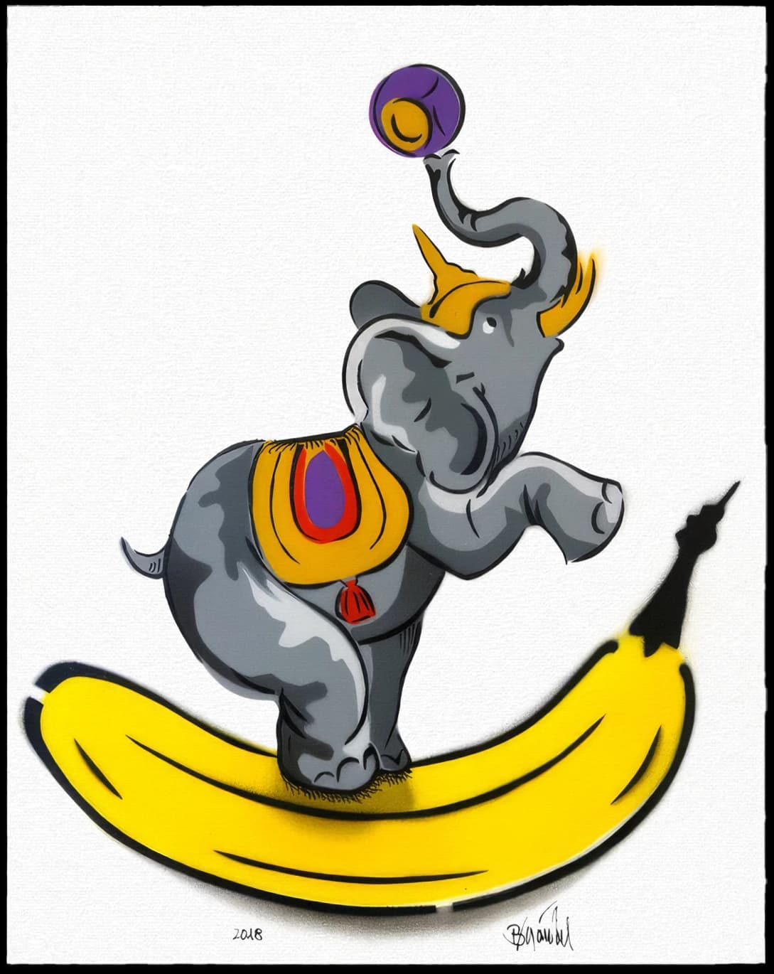 Grauer Elefant auf einer gelben Banane, mit erhobenem Rüssel vor weißem Hintergrund.