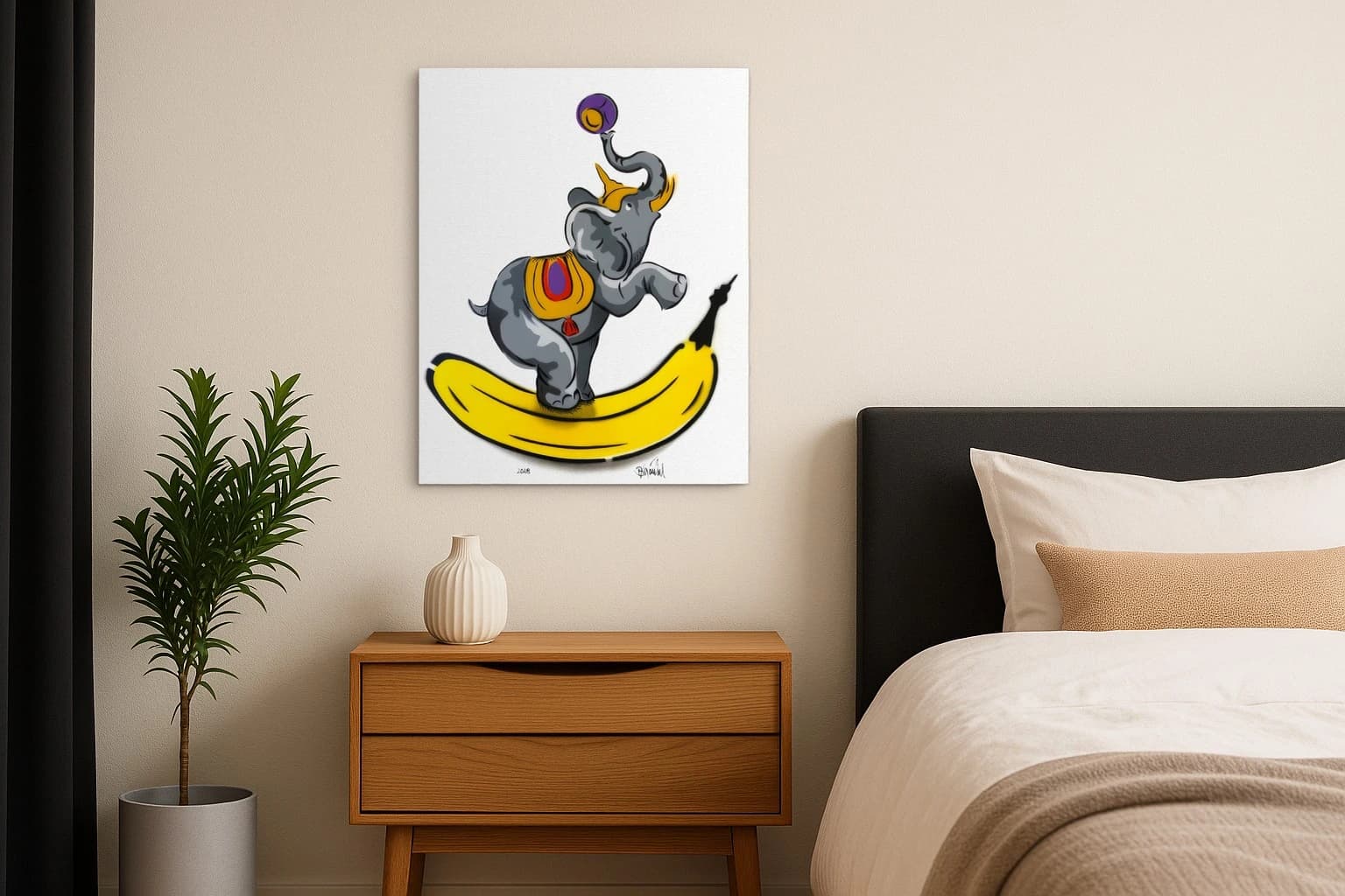 Grauer Elefant auf einer gelben Banane vor weißem Hintergrund, als Kunstwerk an der Wand eines Schlafzimmers.