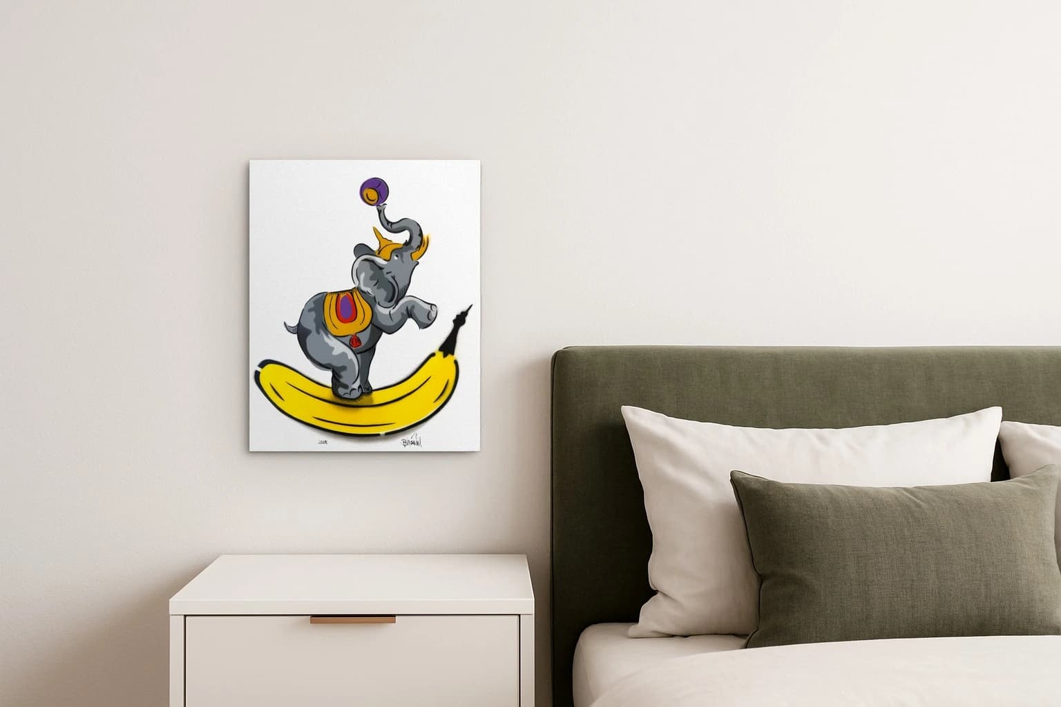 Grauer Elefant auf gelber Banane vor weißem Hintergrund, als Kunstwerk an der Wand eines Schlafzimmers.