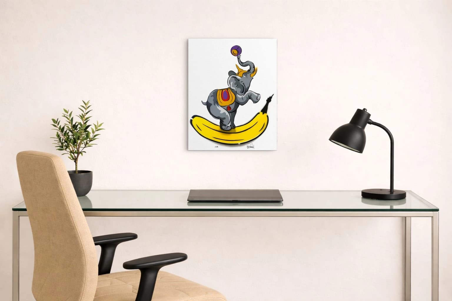 Grauer Elefant auf gelber Banane vor weißem Hintergrund, als Kunstwerk an der Wand eines hellen Raums.