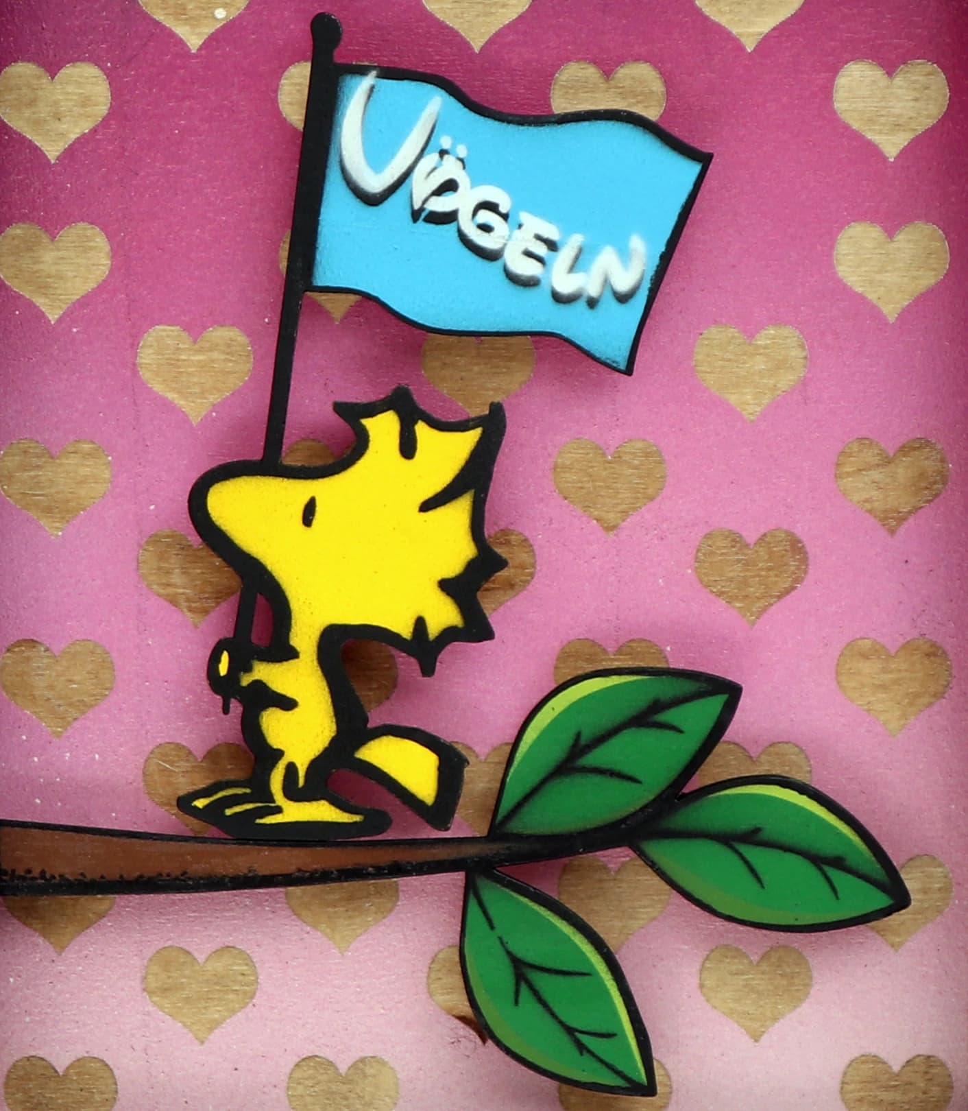 Woodstock hält eine blaue Fahne über einem grünen Ast vor rosa Herzmuster.