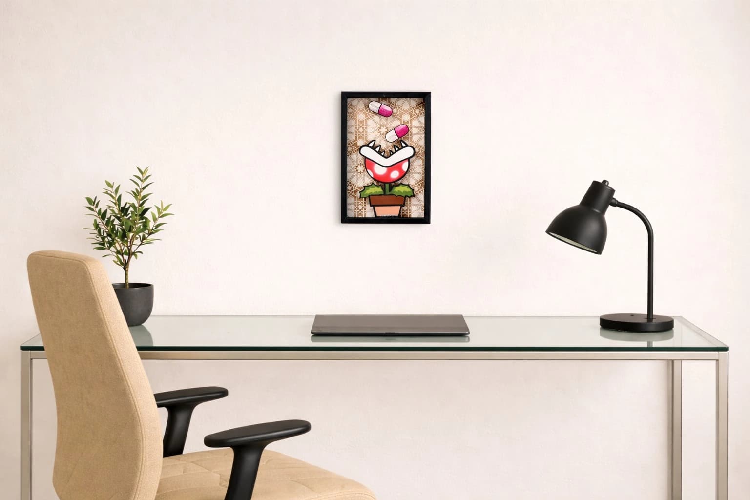Piranha-Pflanze mit roten Blütenblättern und Topf vor braun-beigem Muster, darüber zwei LOVE-Kapseln, als Kunstwerk an der Wand eines Raums.