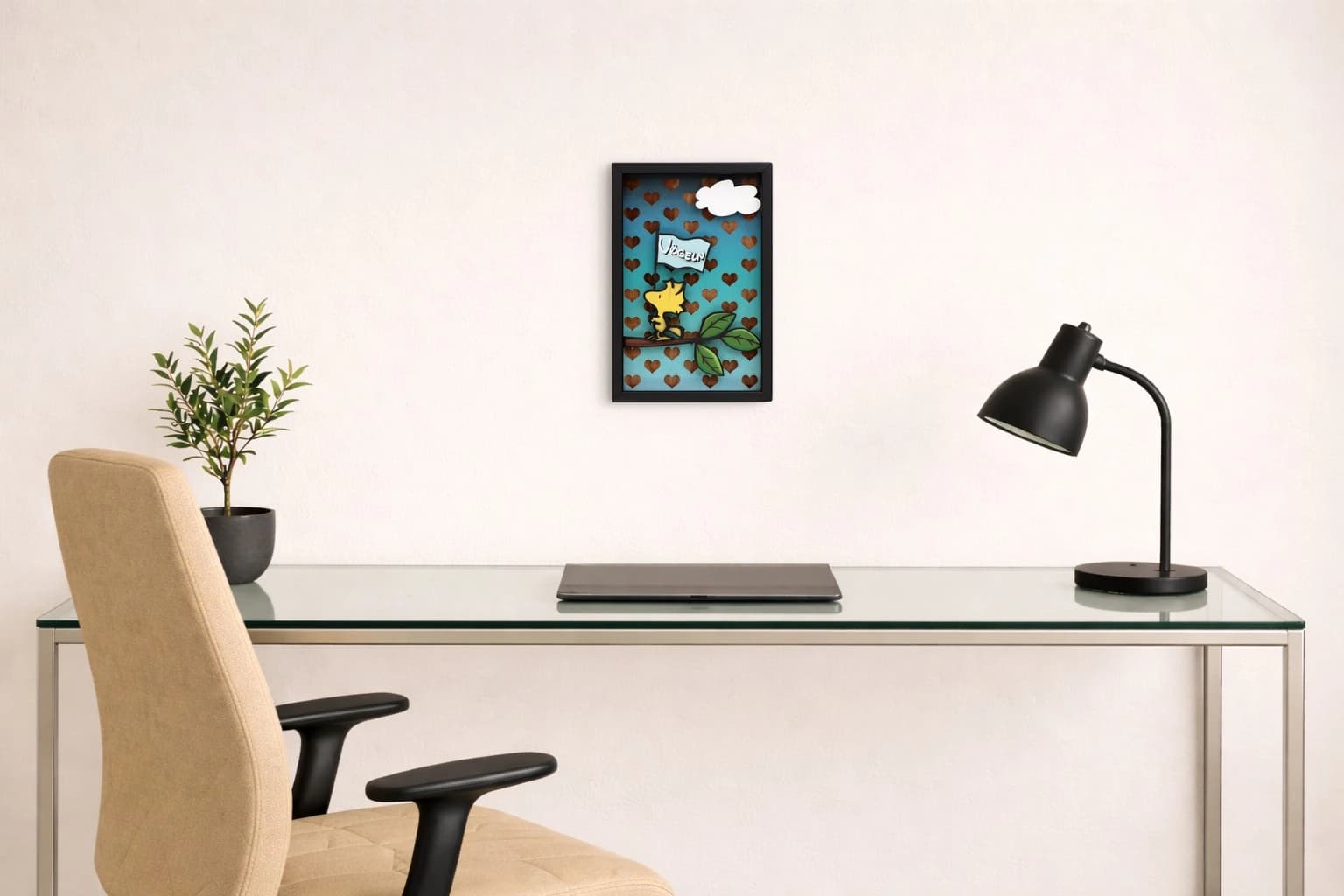Woodstock mit Fahne auf einem Ast vor blauem Hintergrund mit braunen Herzen und weißer Wolke, als Kunstwerk an der Wand eines hellen Büros.