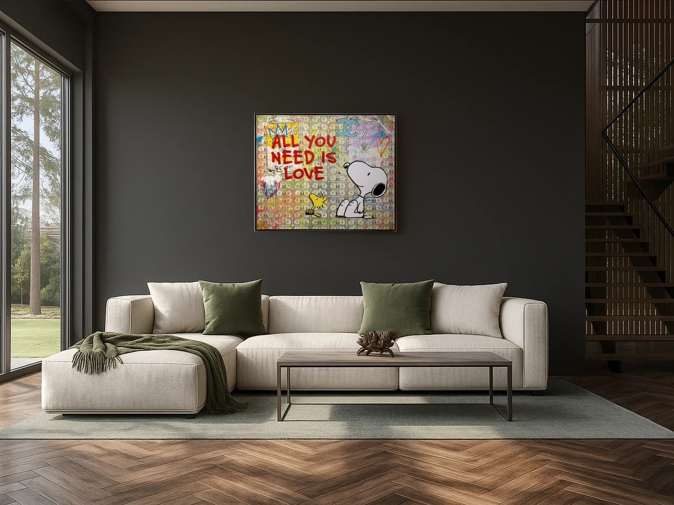 Moderne Wohnzimmereinrichtung mit Sofa, Teppich und Bild von Snoopy mit rotem Schriftzug an dunkler Wand.