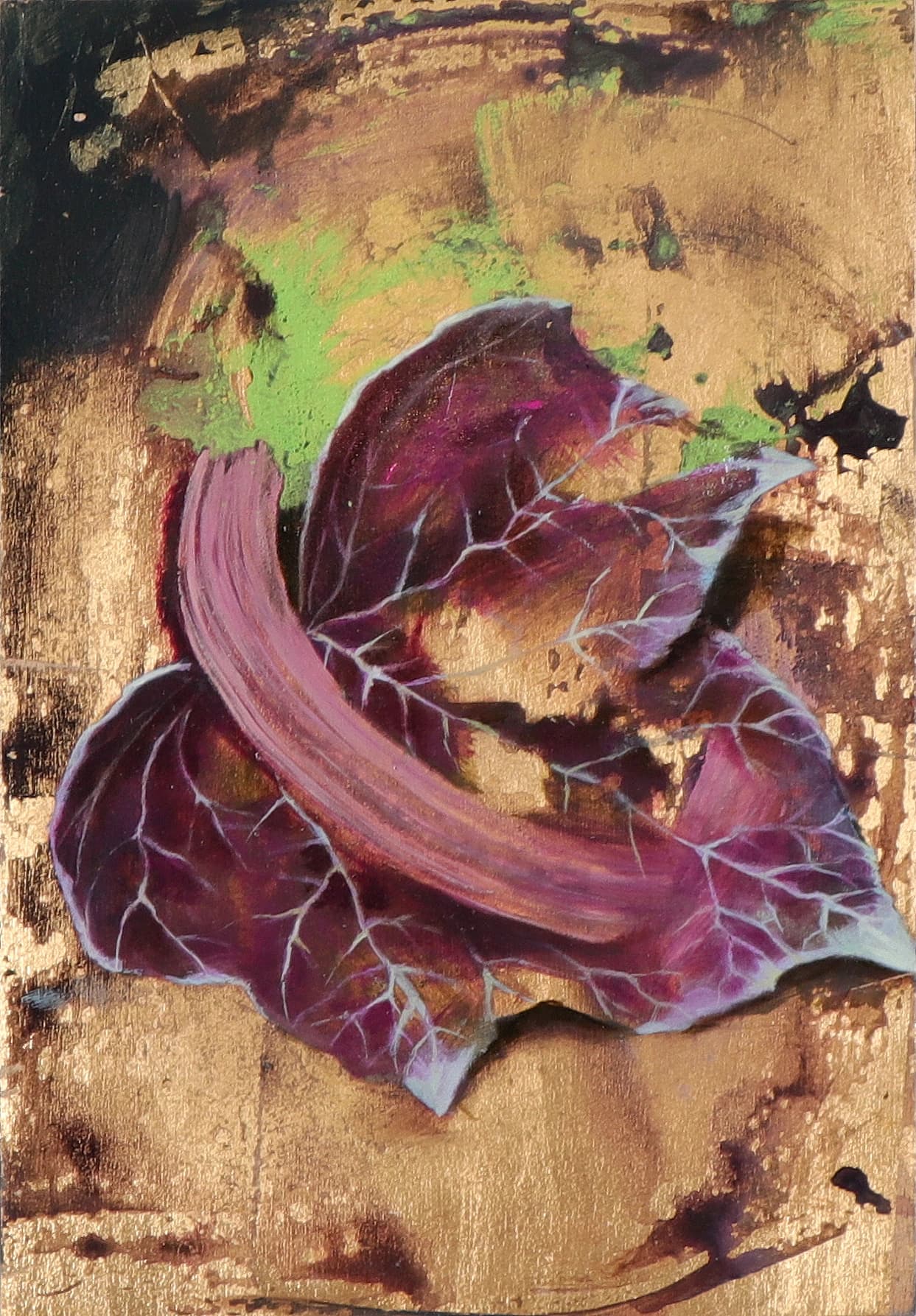 Ein violettes Blatt mit weißen Blattadern liegt auf einer braun, grün und gold bemalten Fläche.
