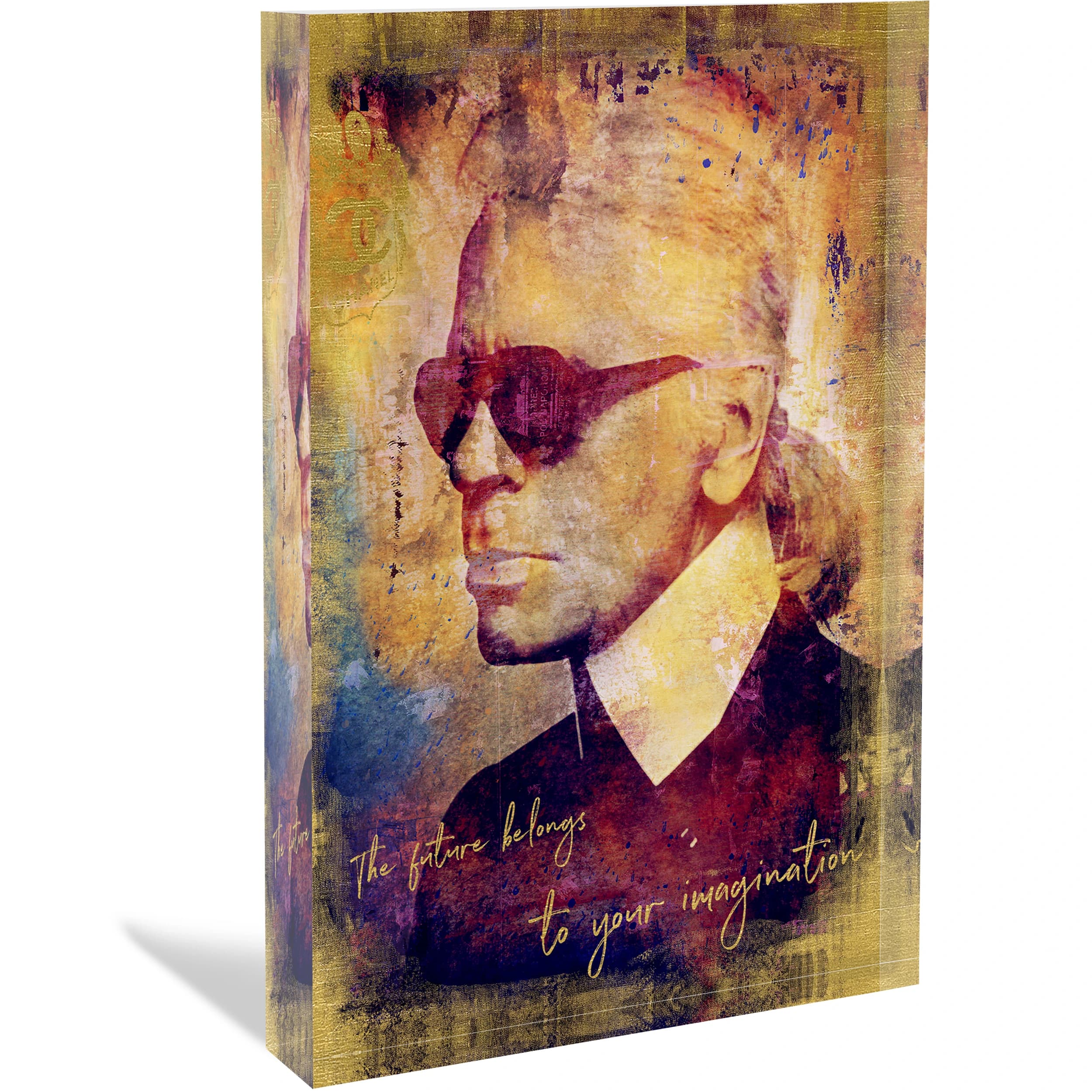 Porträt von Karl Lagerfeld mit Sonnenbrille auf einer Leinwand, mit goldbraunem Hintergrund und Schriftzug unten.