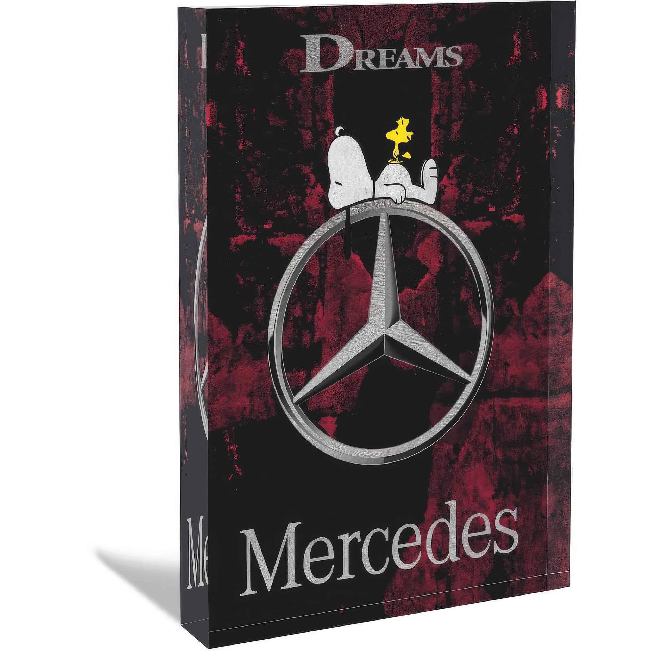 Acrylblock mit Snoopy auf dem Mercedes-Stern vor schwarzem und rotem Hintergrund mit dem Wort Dreams.