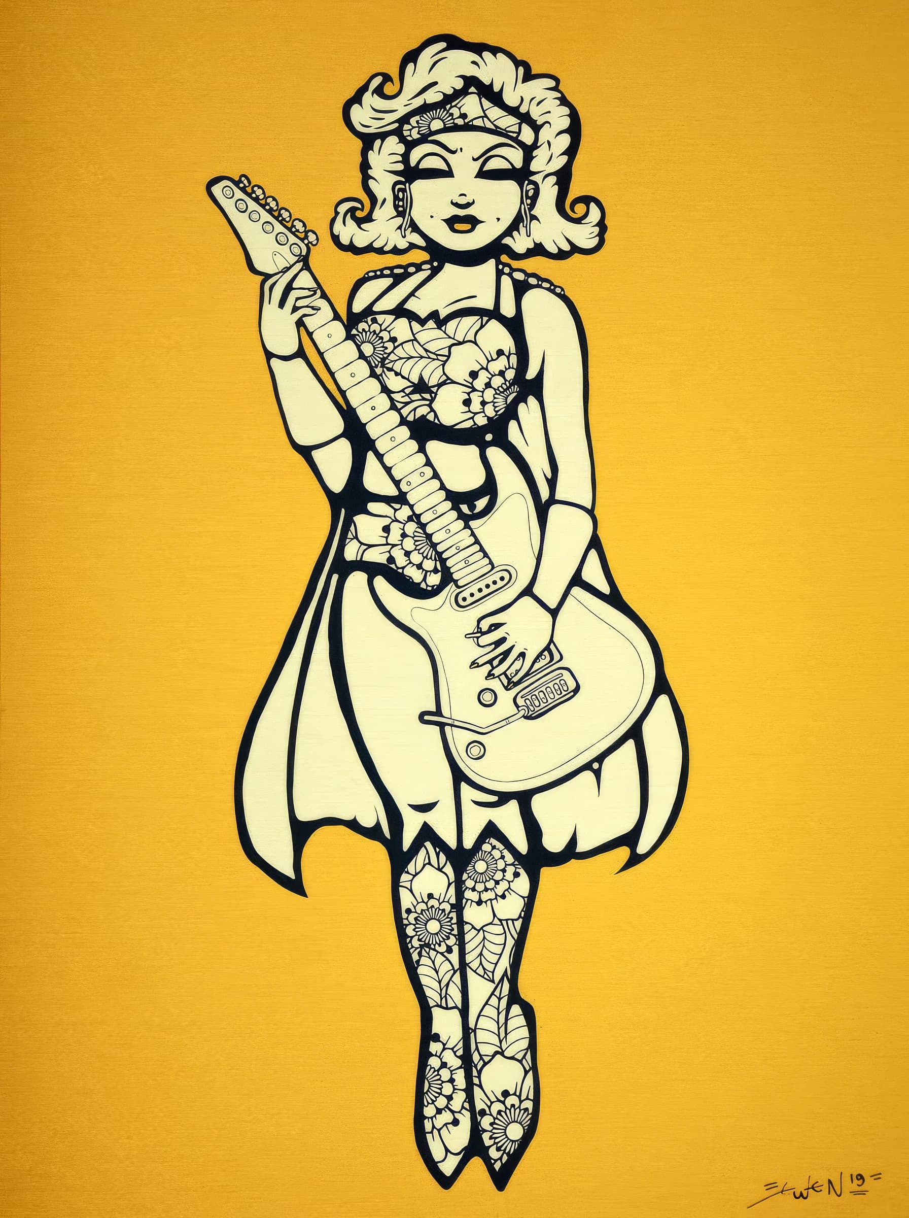Eine stilisierte Frau mit Gitarre steht vor gelbem Hintergrund, mit floralen Mustern an Kleid und Beinen.